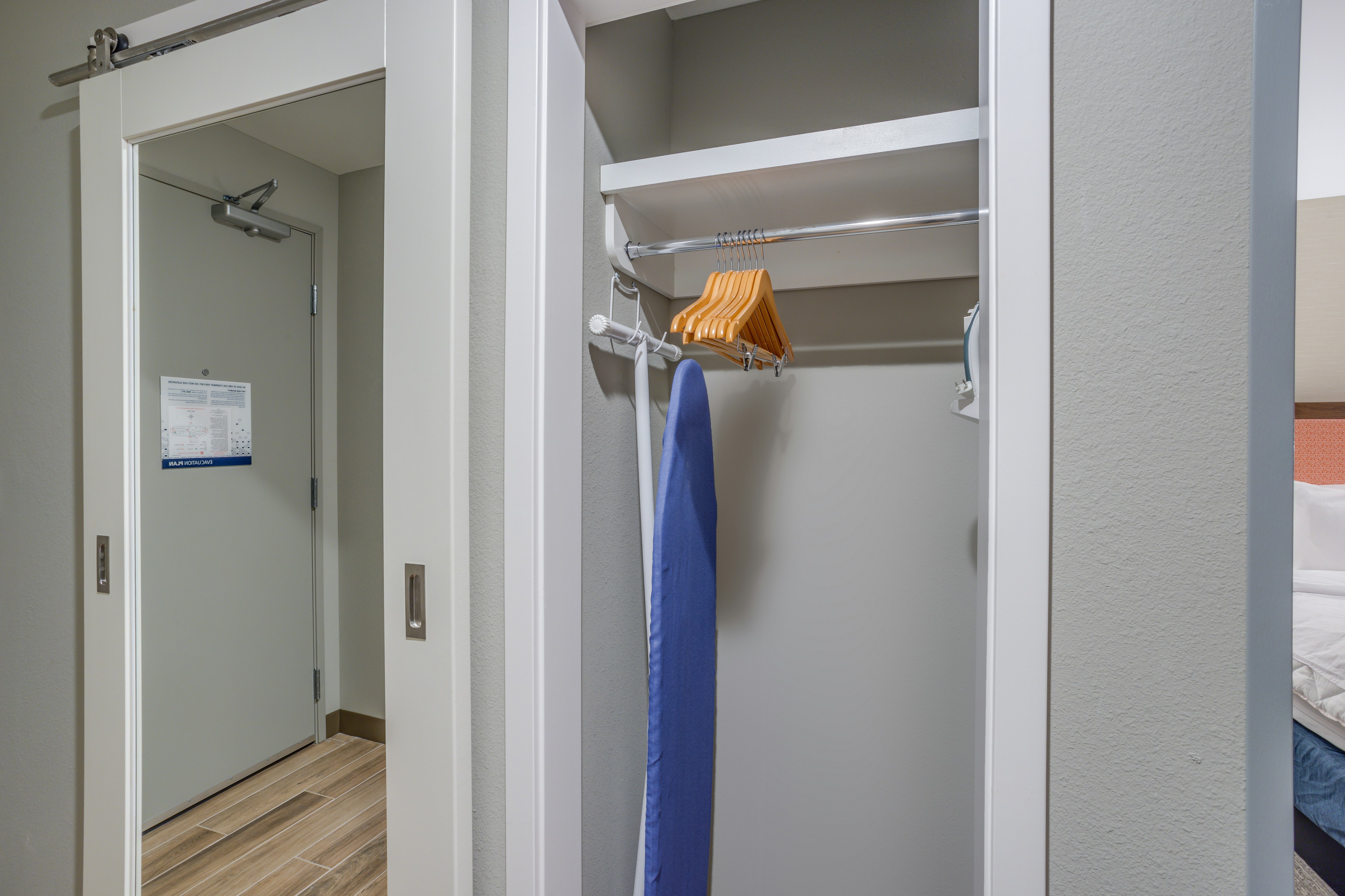 KING ROOM W/ FRIDGE NS