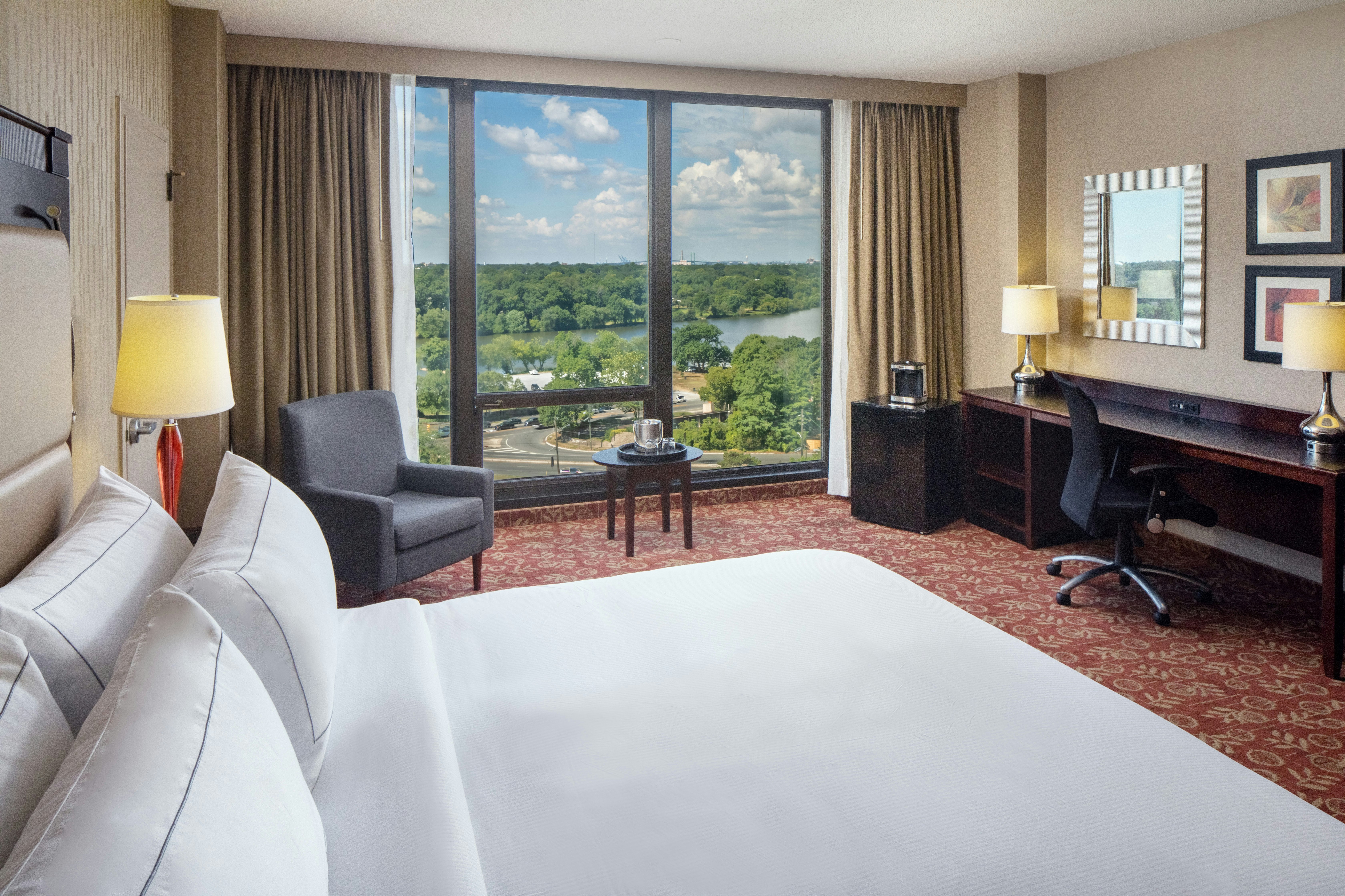 1 KING CORNER ROOM W/VIEW
