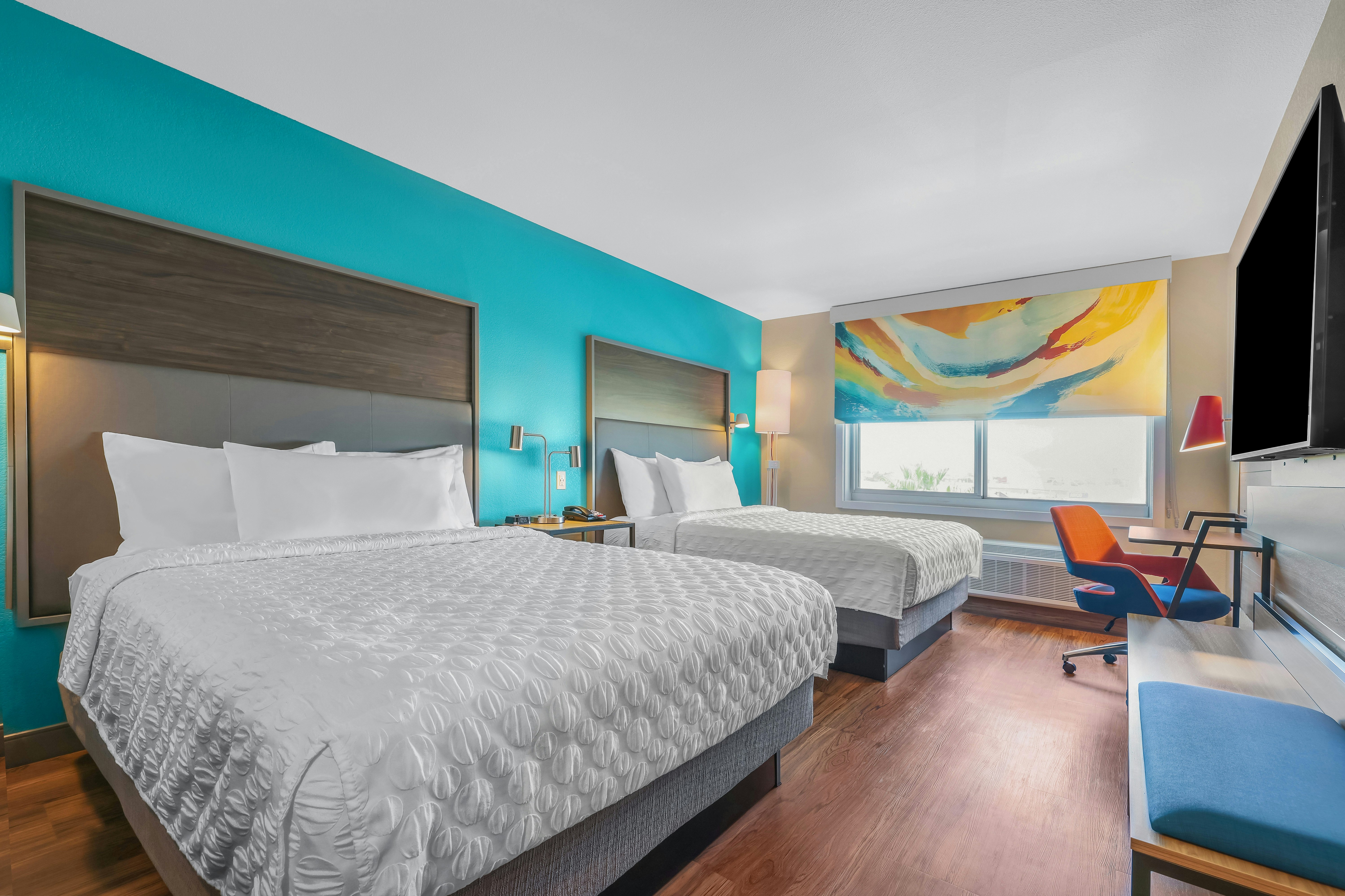 2 QUEEN BEDS