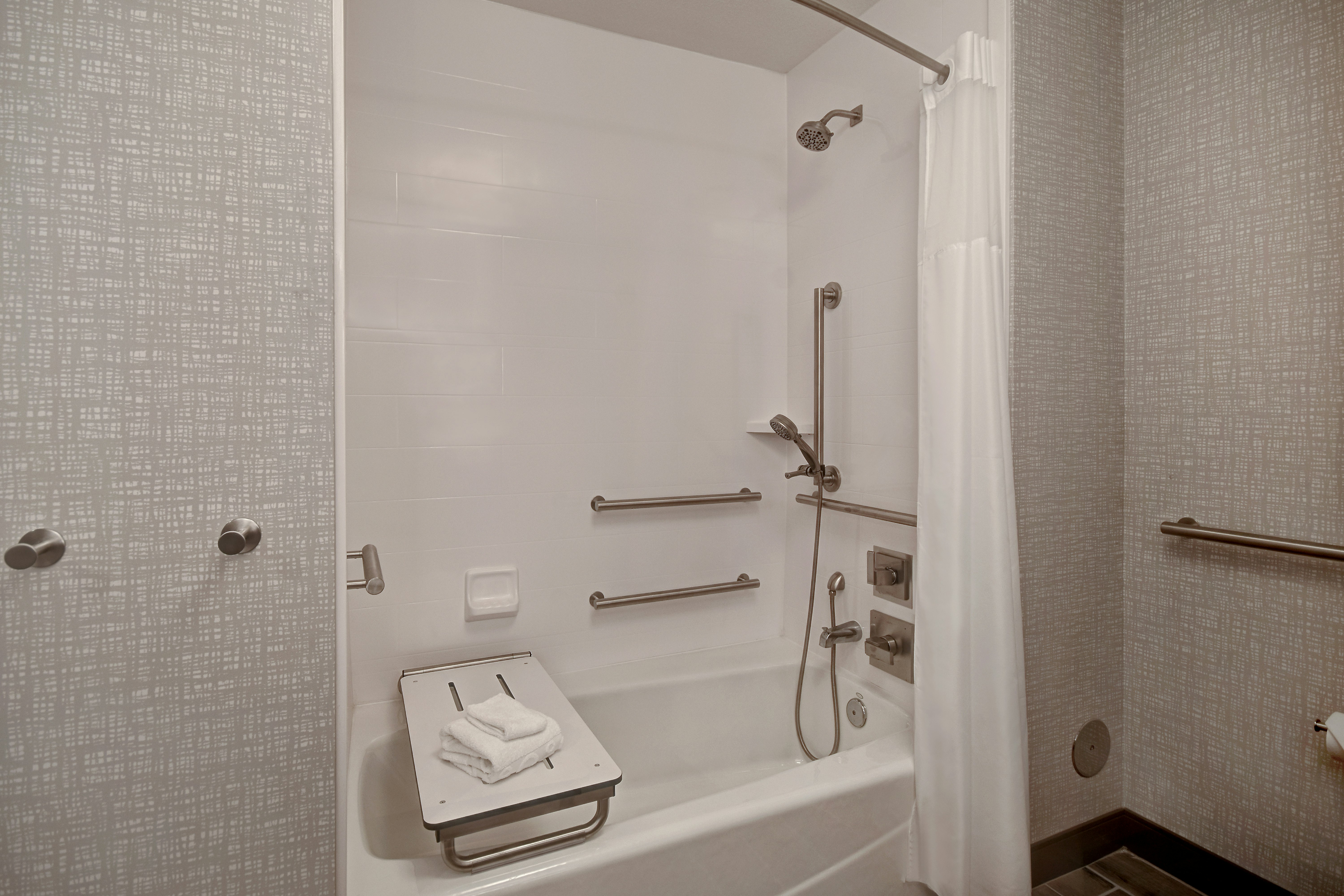 1 KNG ACCESSIBLE TUB NS