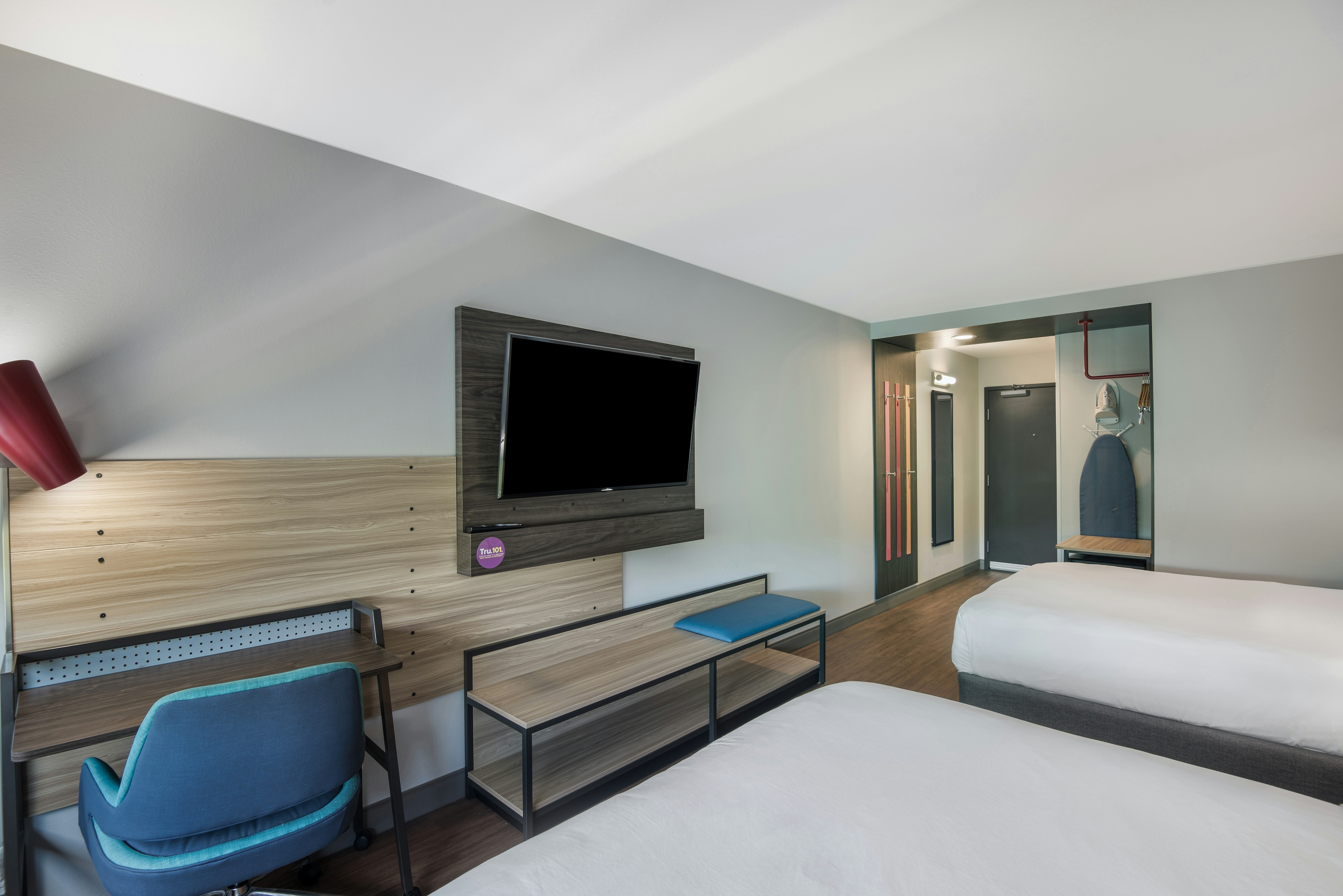2 QUEEN BEDS