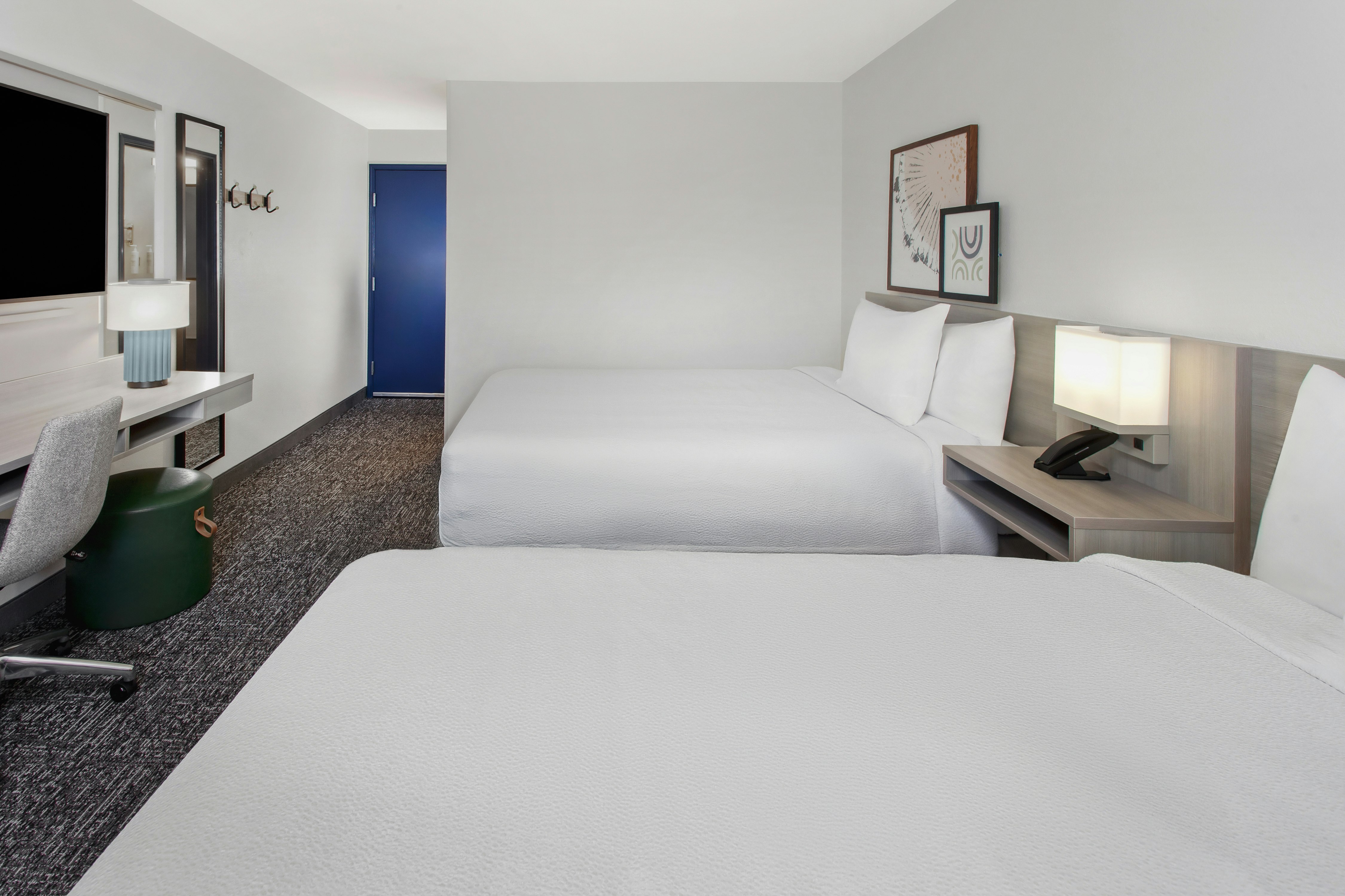 2 QUEEN BEDS