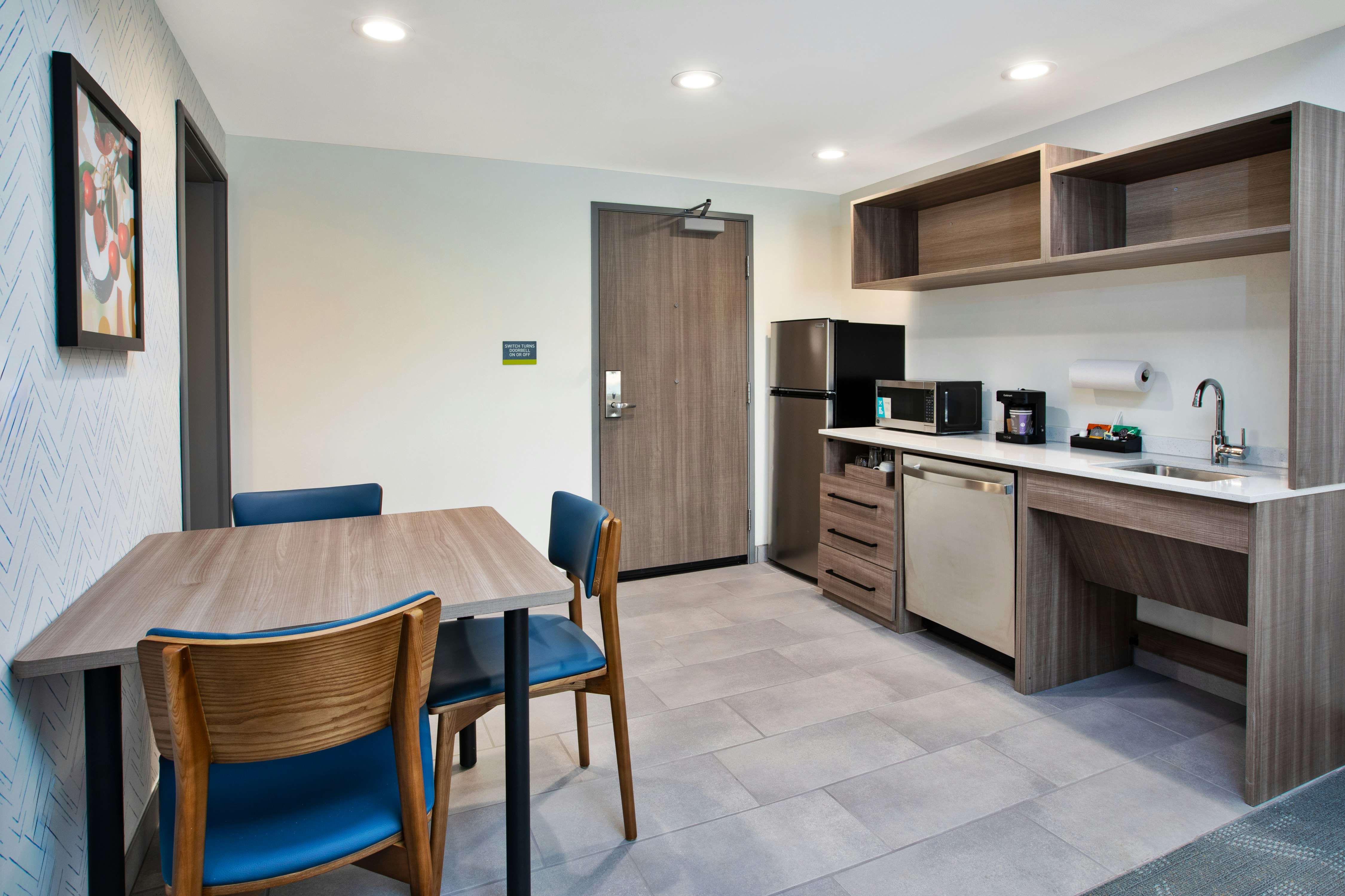 1KING ACC TUB SUITE