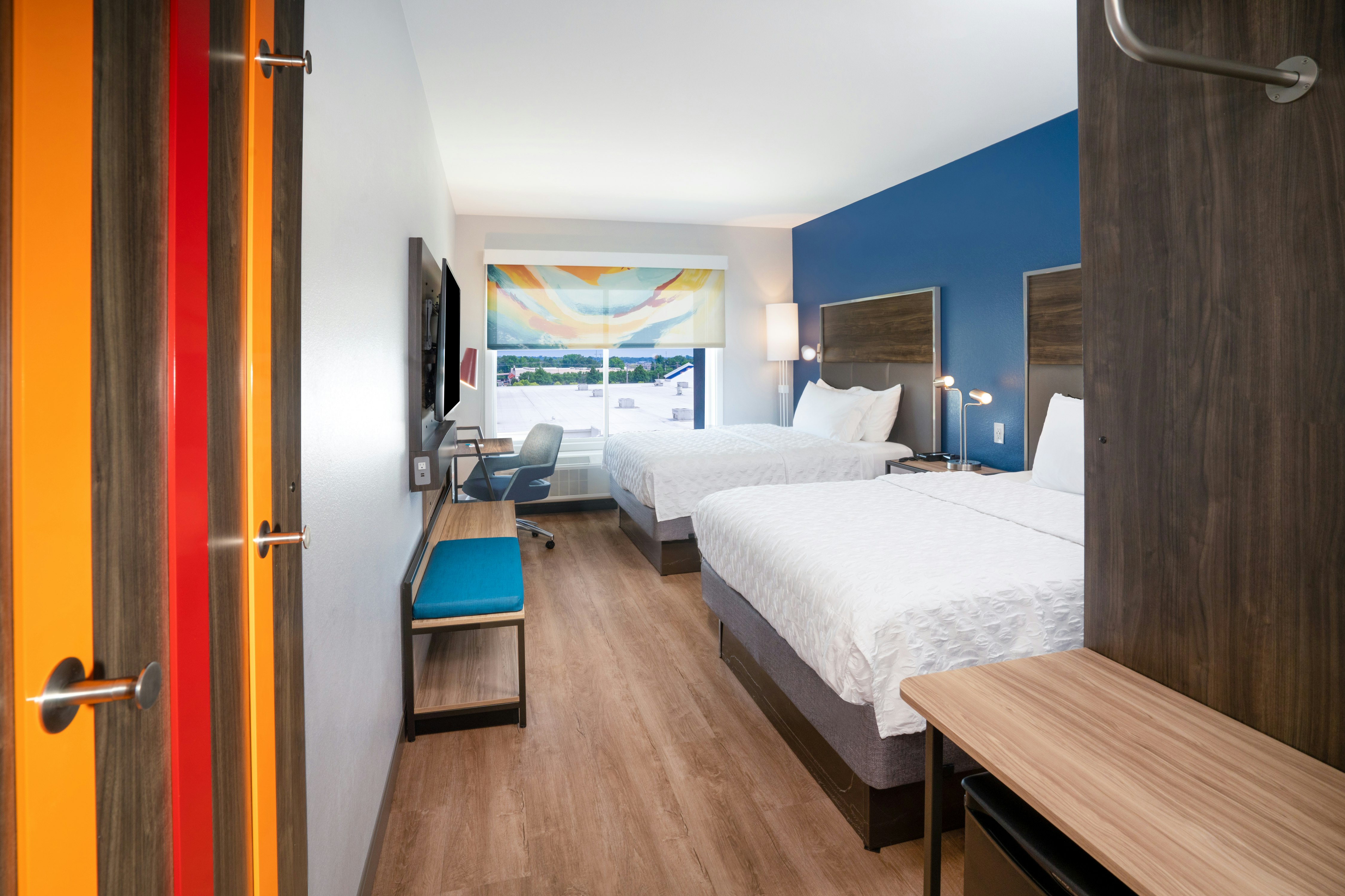 2 QUEEN BEDS
