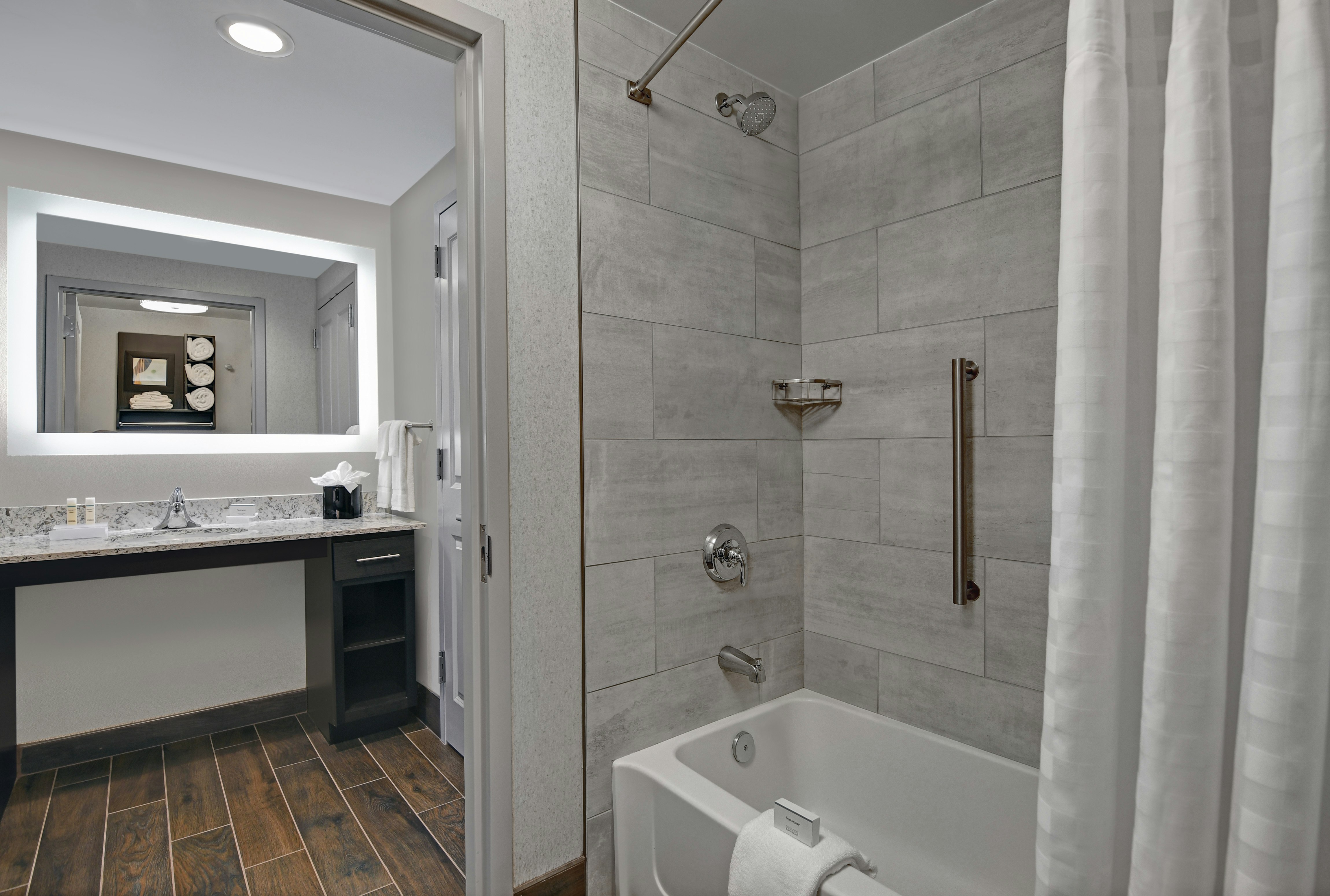 1 KING 1BDRM SUITE NONSMOK