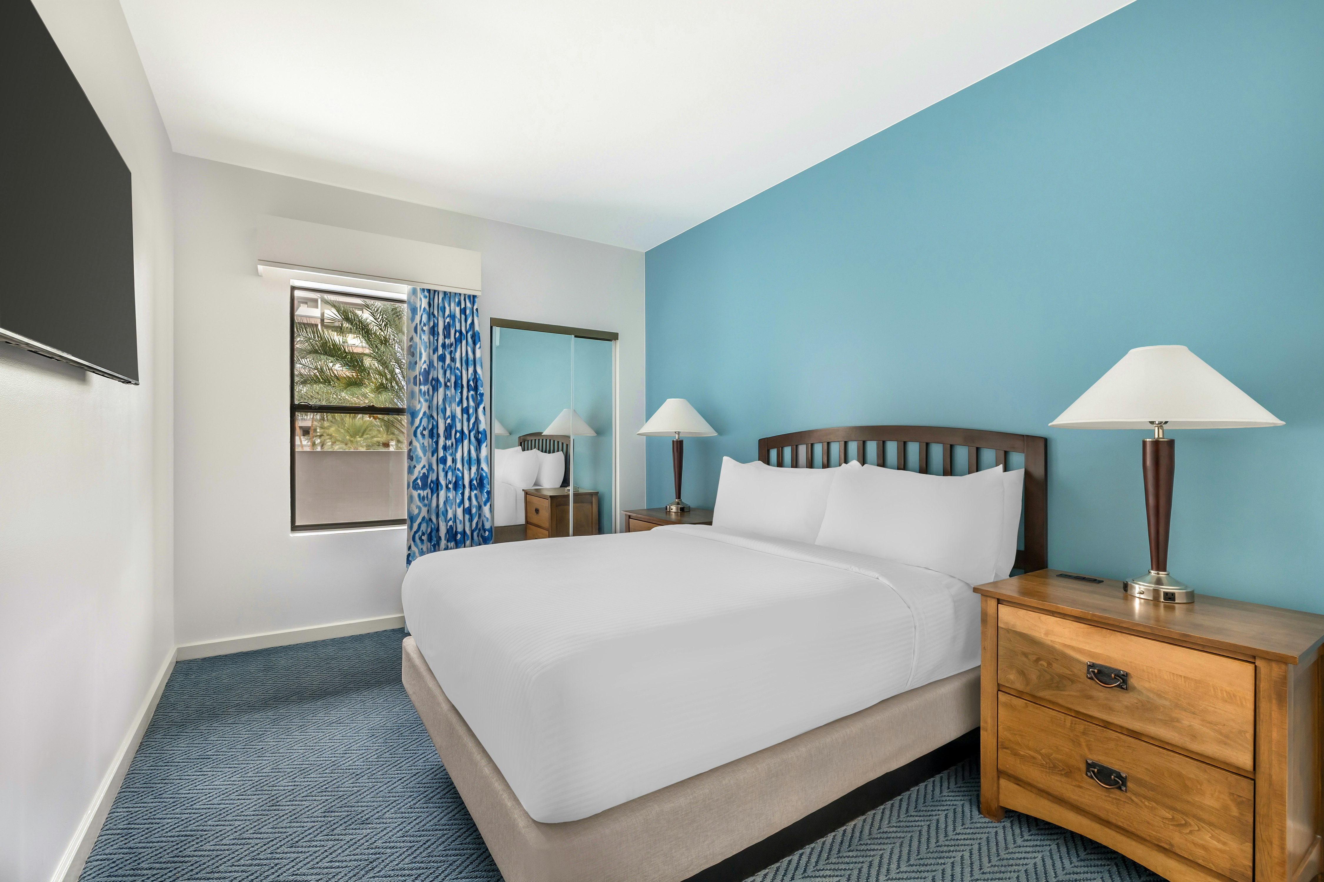 2-BDRM STE ACC W/RI SHWR