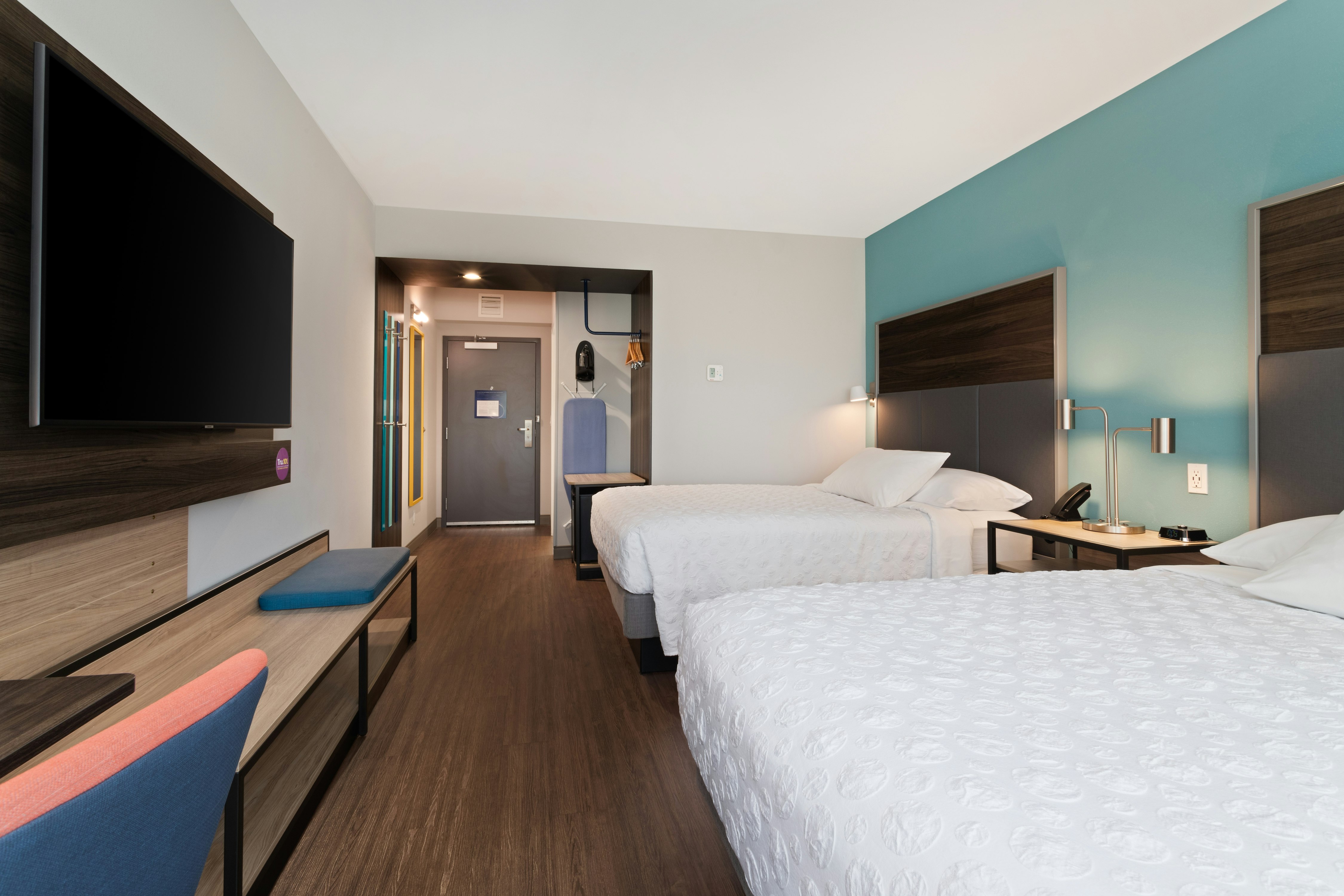 2 QUEEN BEDS
