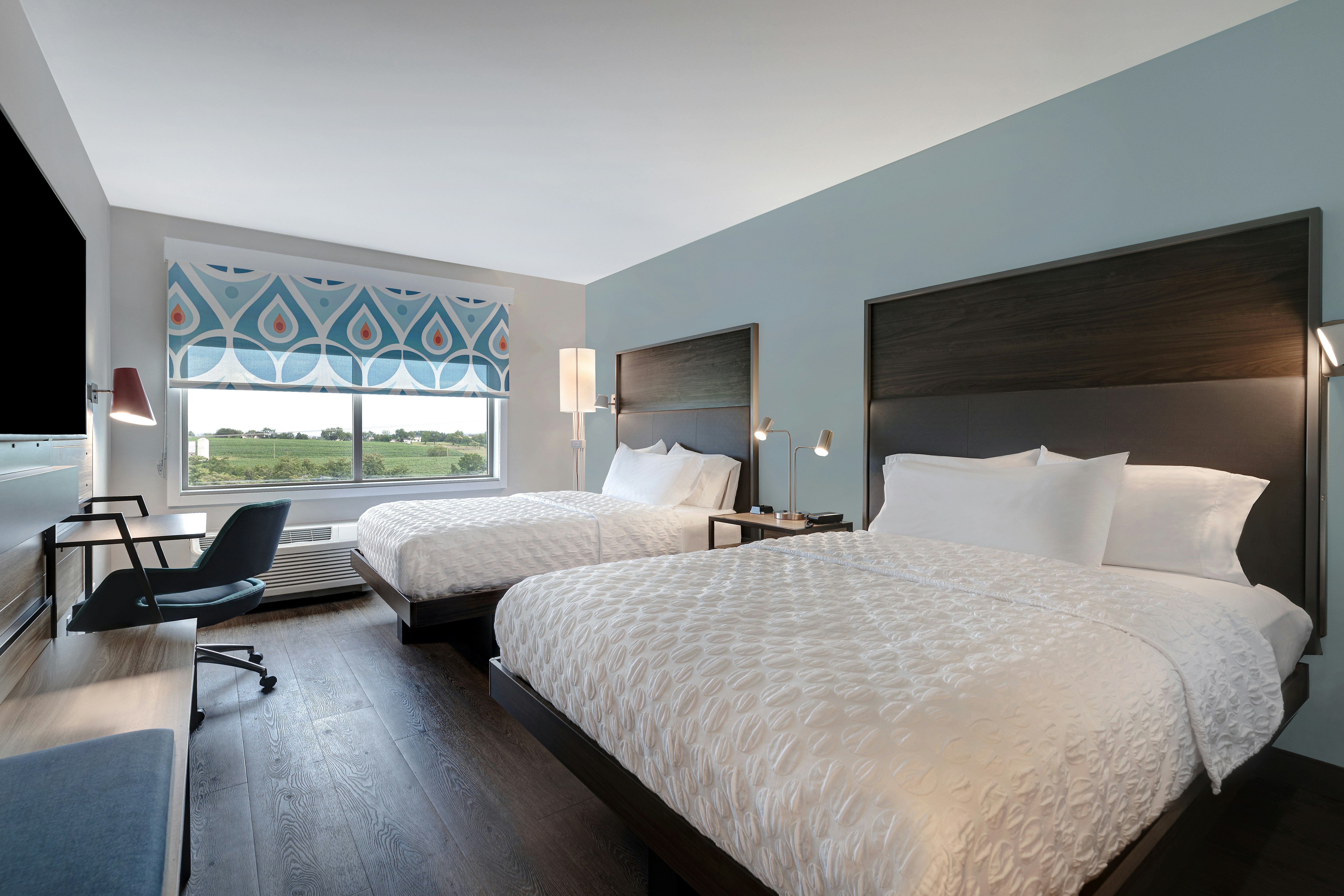 2 QUEEN BEDS