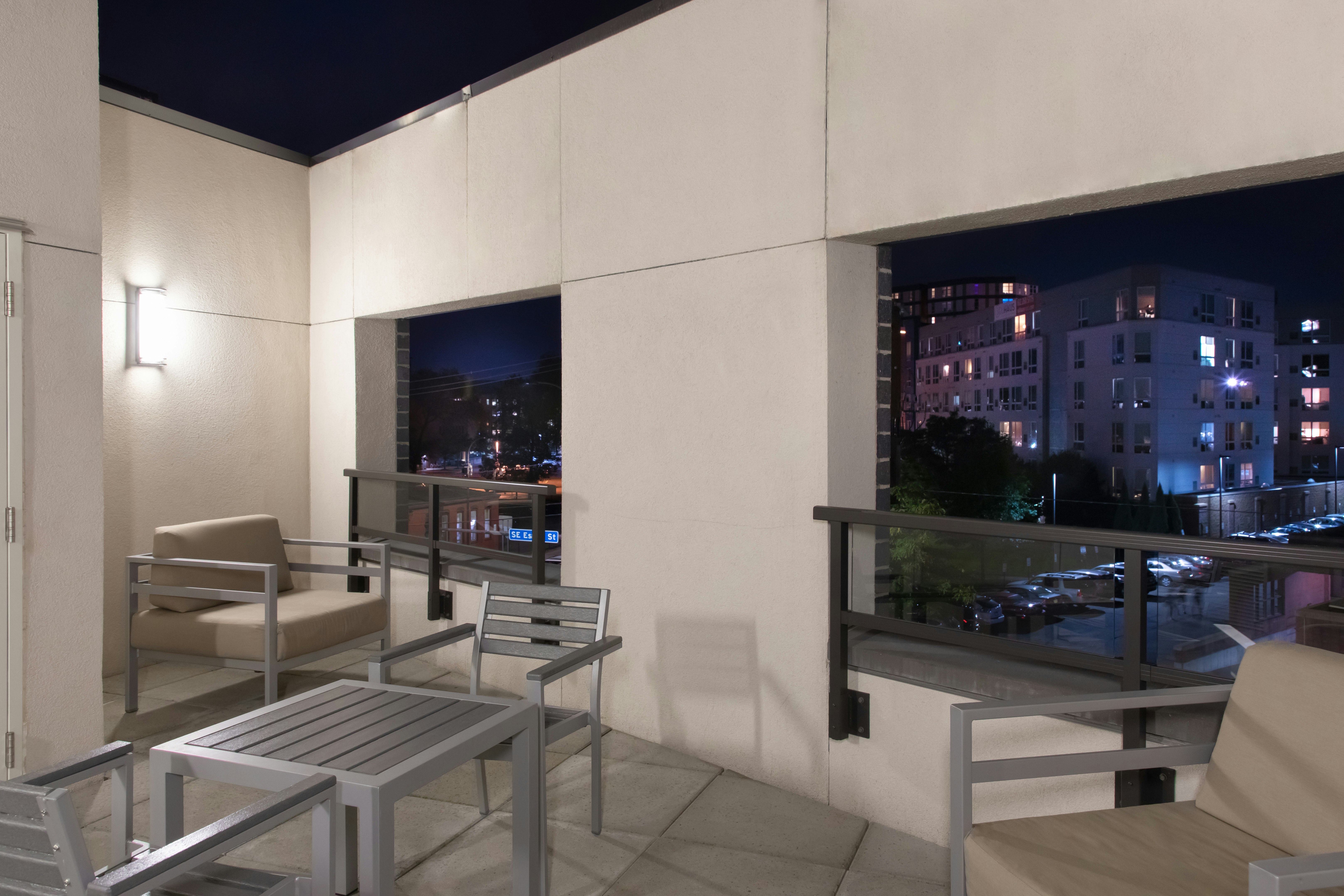DELUXE 1 KING W BALCONY