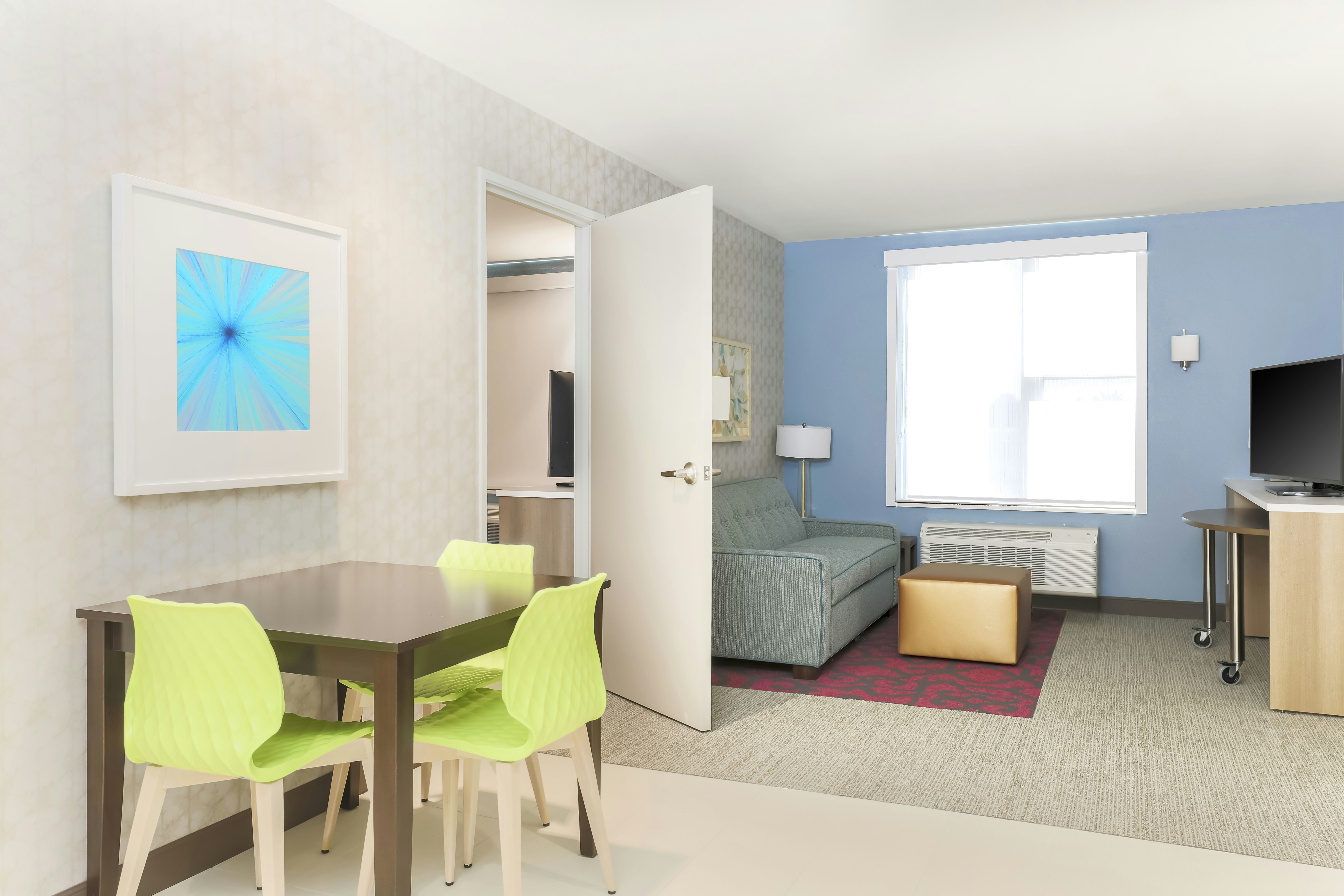 1QN ACC TUB SUITE NONSMOK