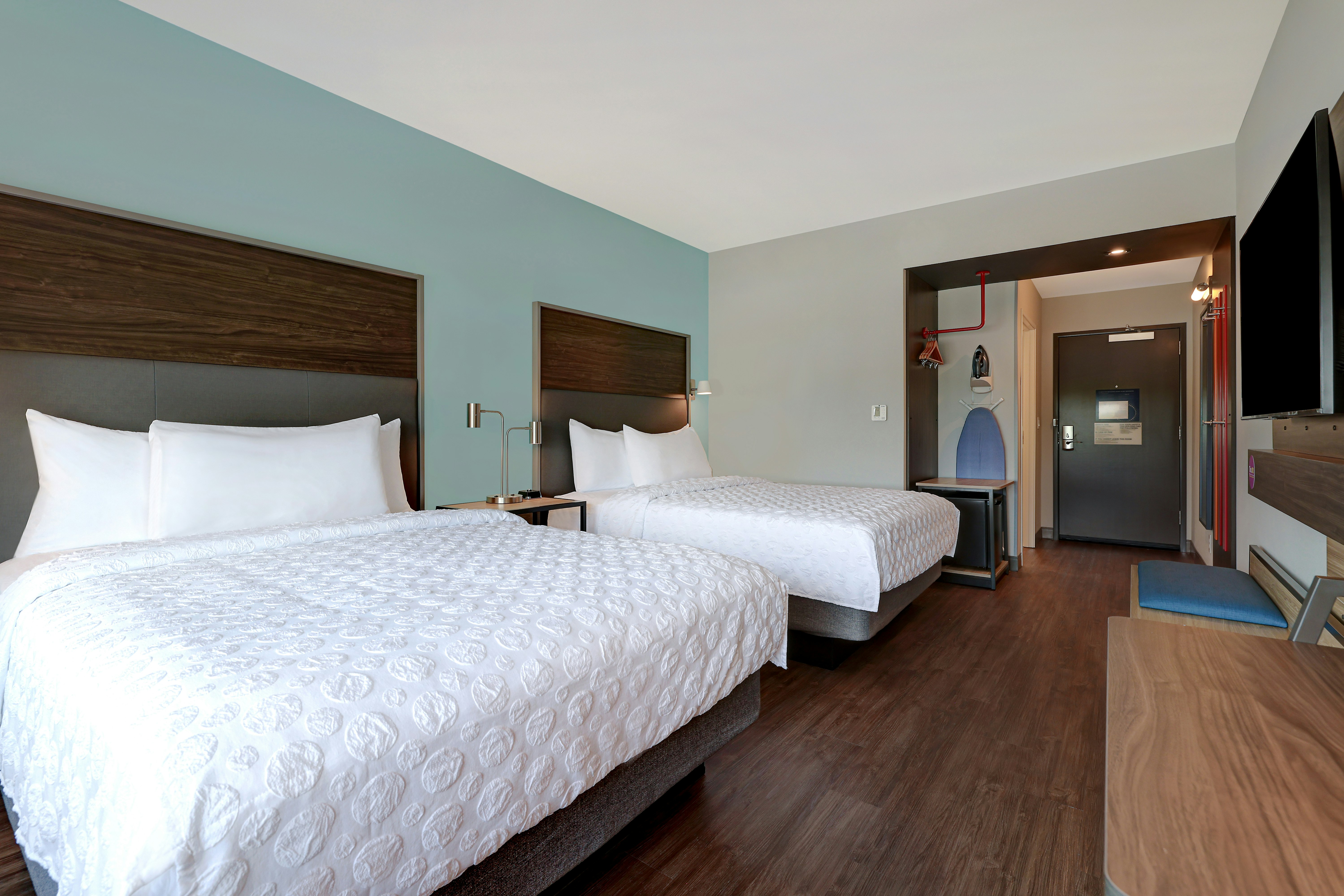 2 QUEEN BEDS