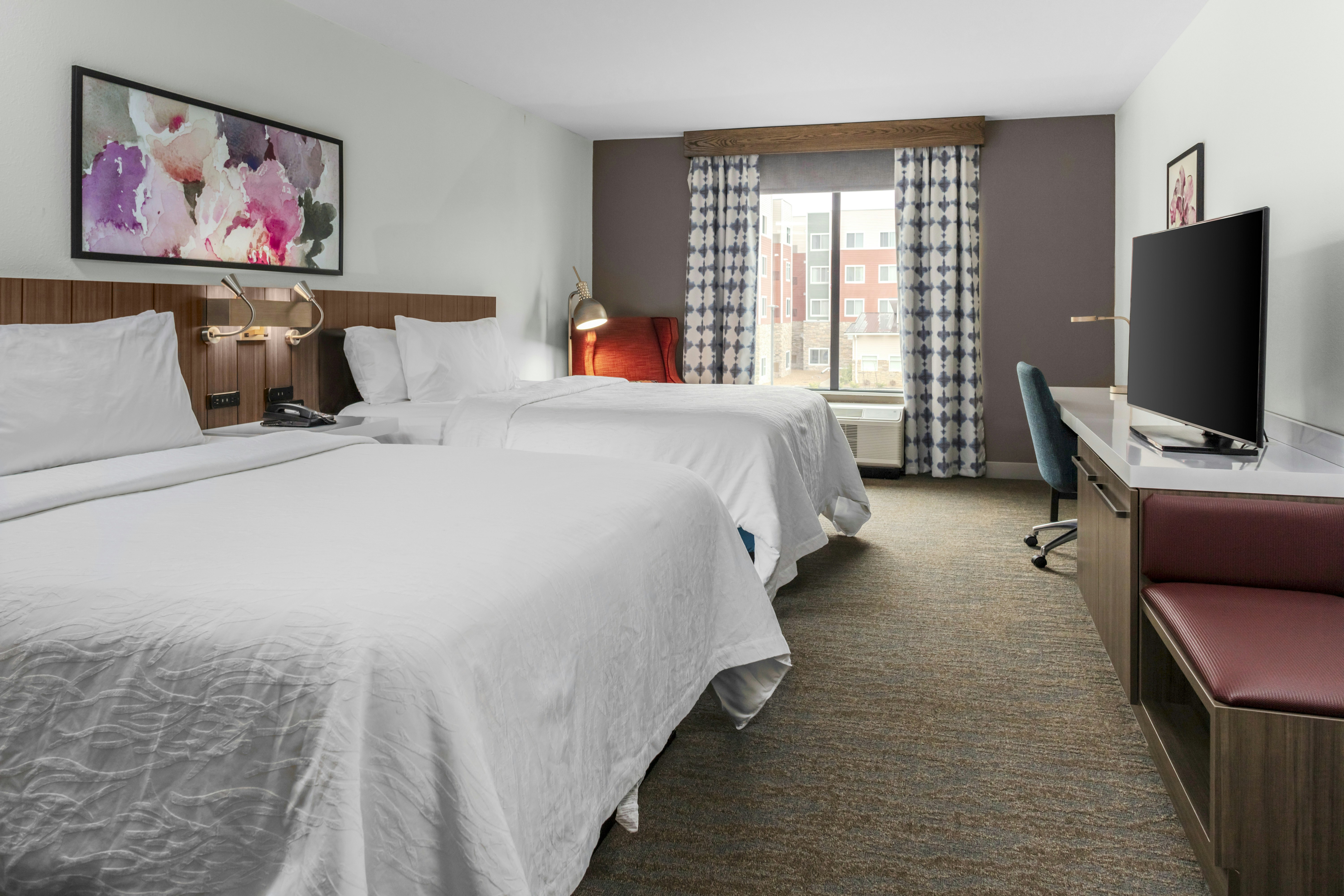 2 QUEEN BEDS