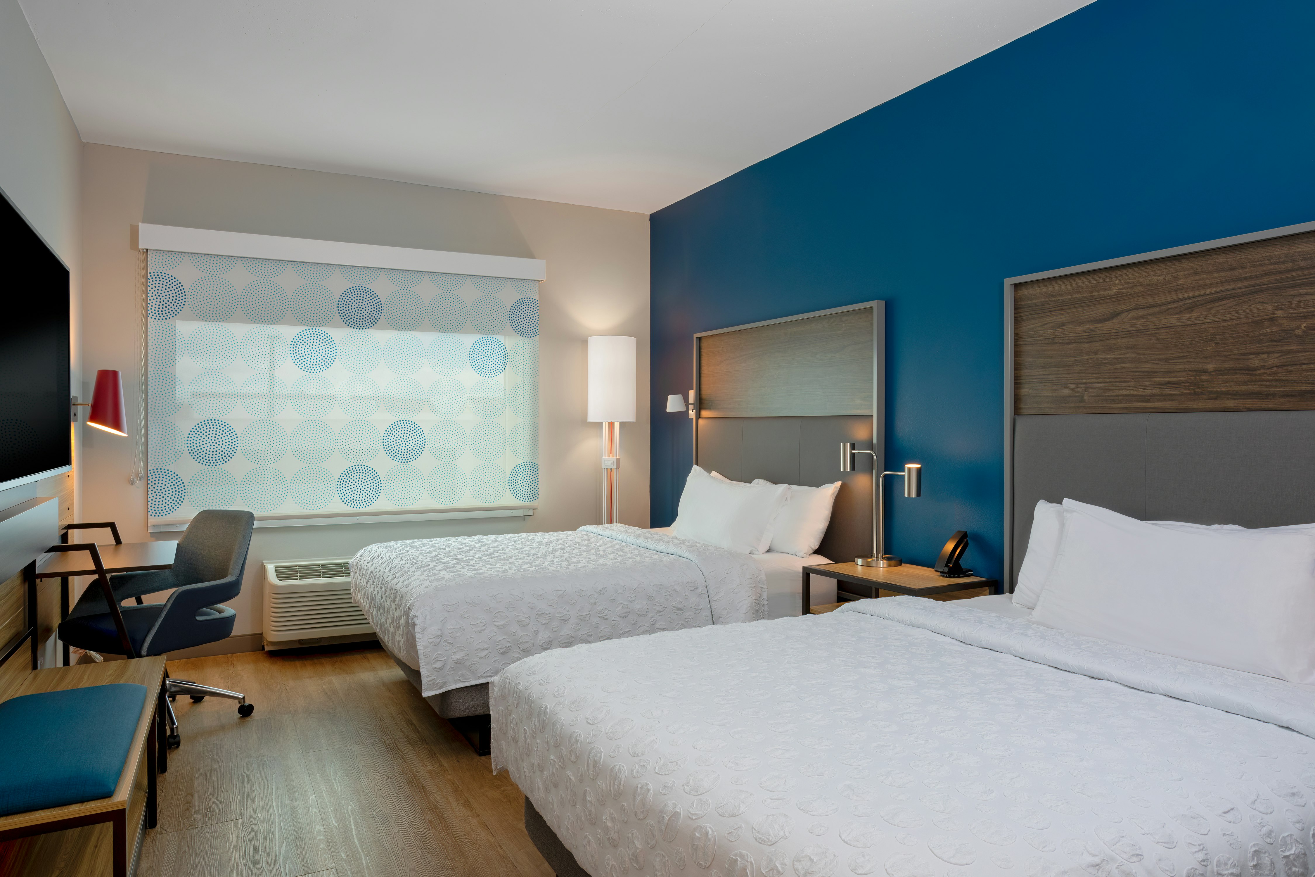 2 QUEEN BEDS