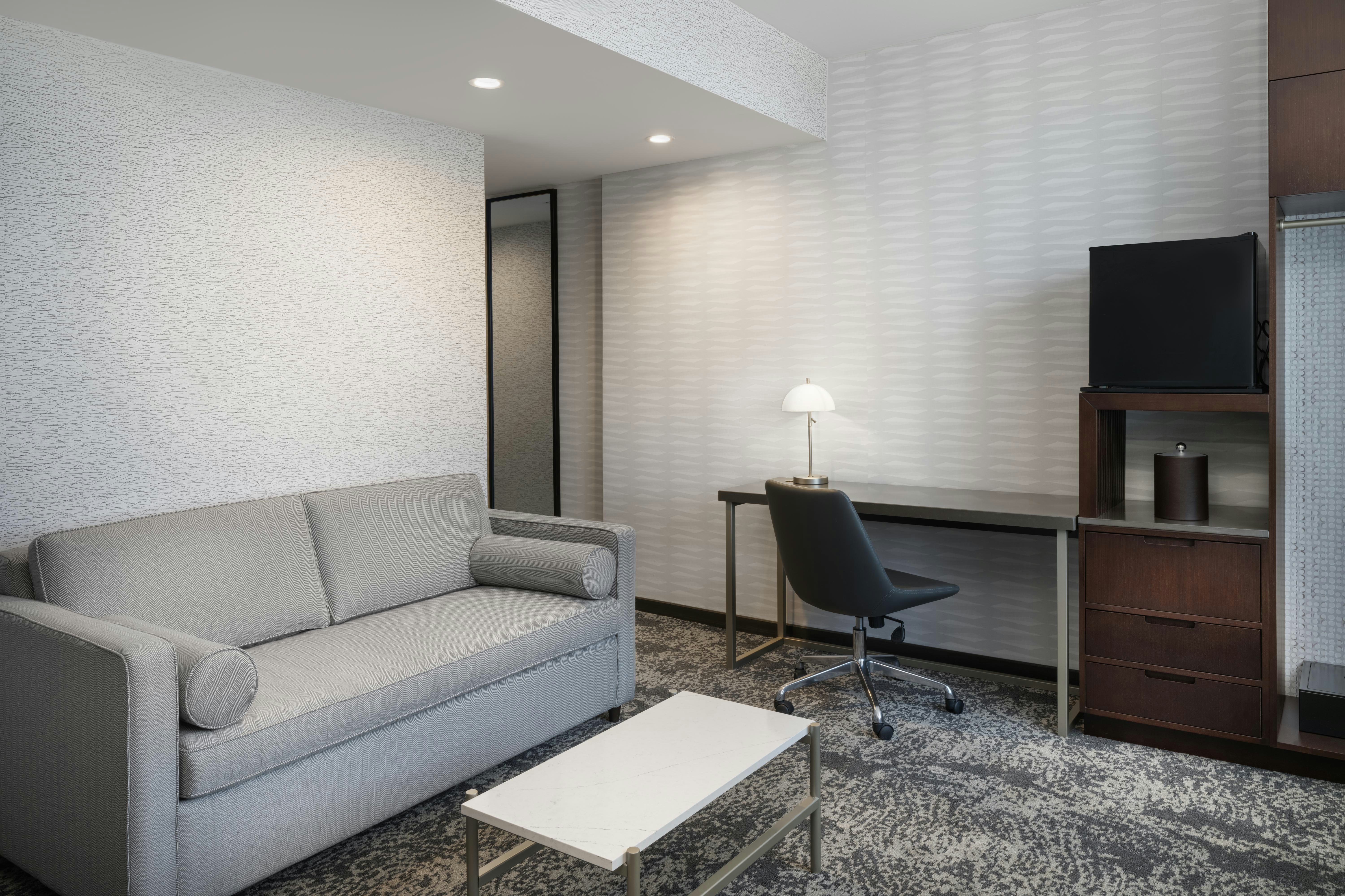 1 QUEEN BED STUDIO SUITE