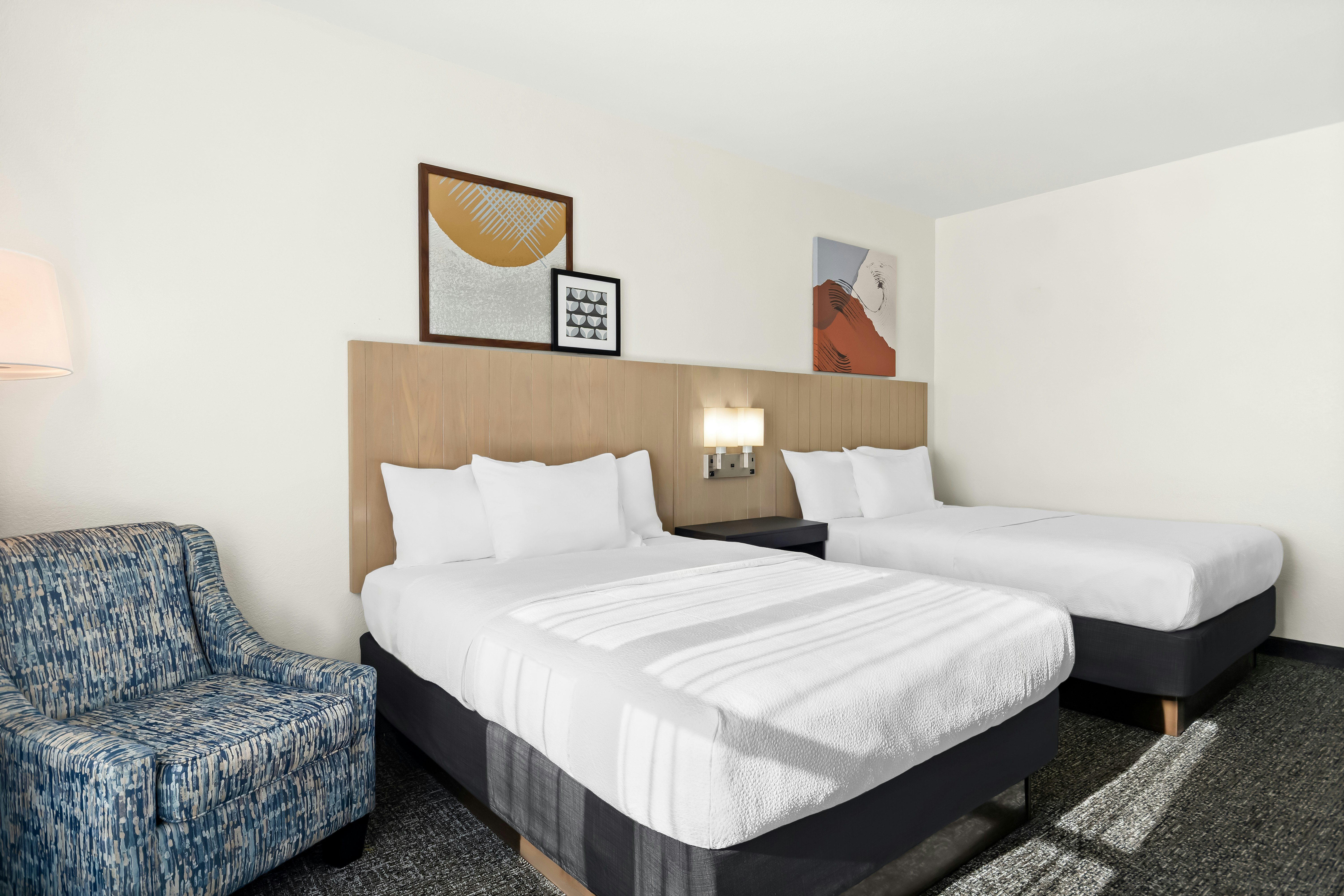 2 QUEEN BEDS