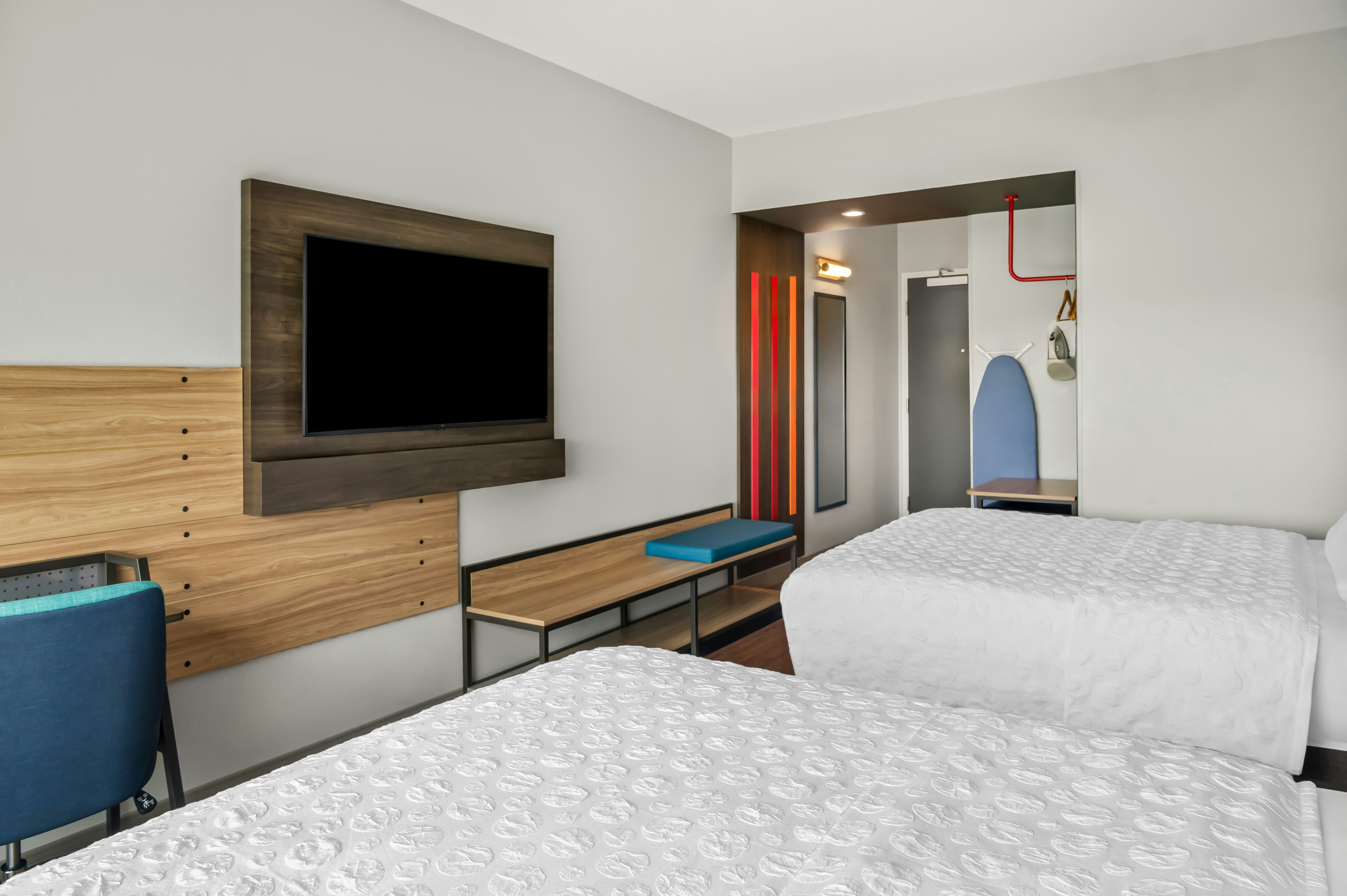 2 QUEEN BEDS