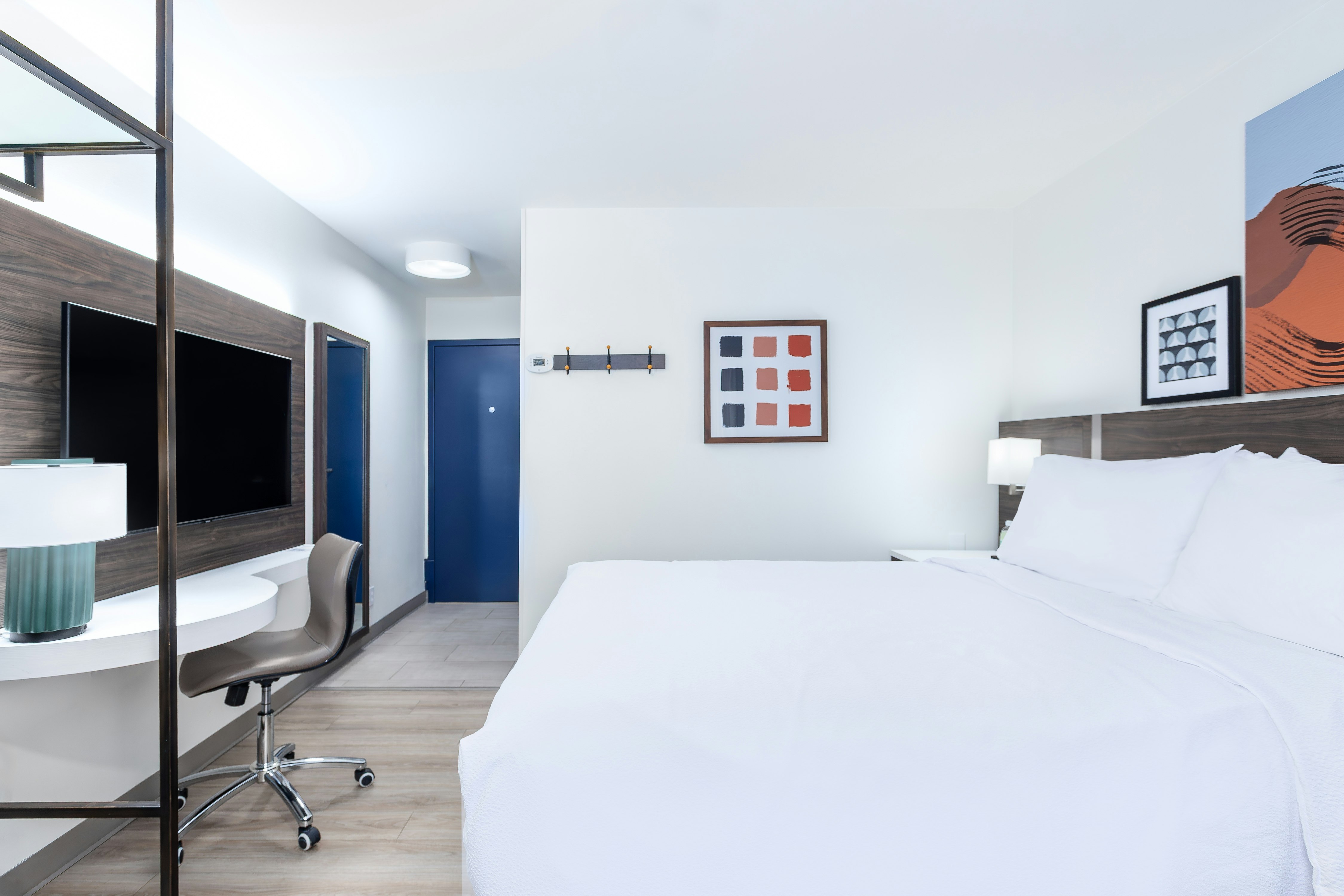 1 QUEEN BED