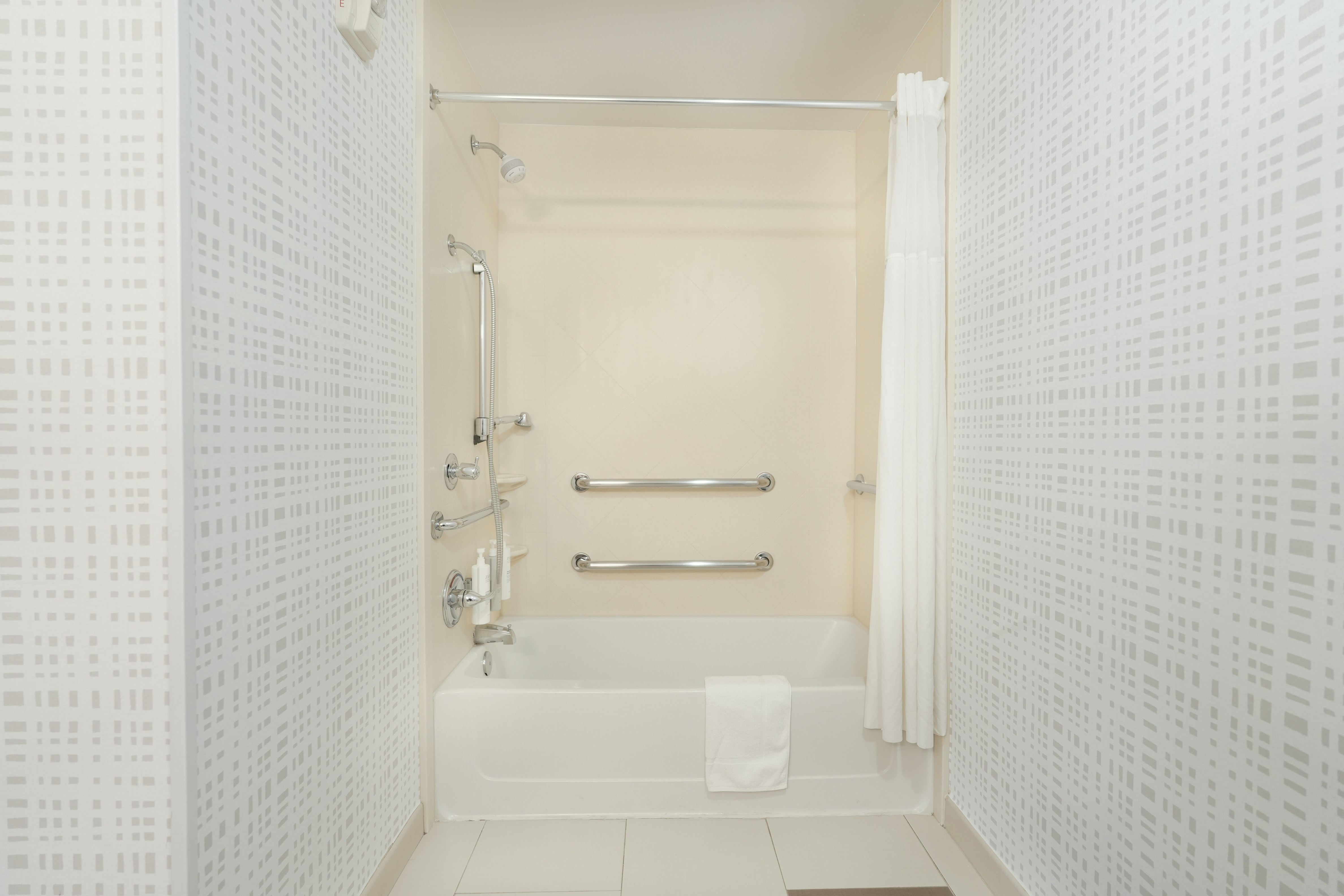 1 KNG ACCESSIBLE TUB NS