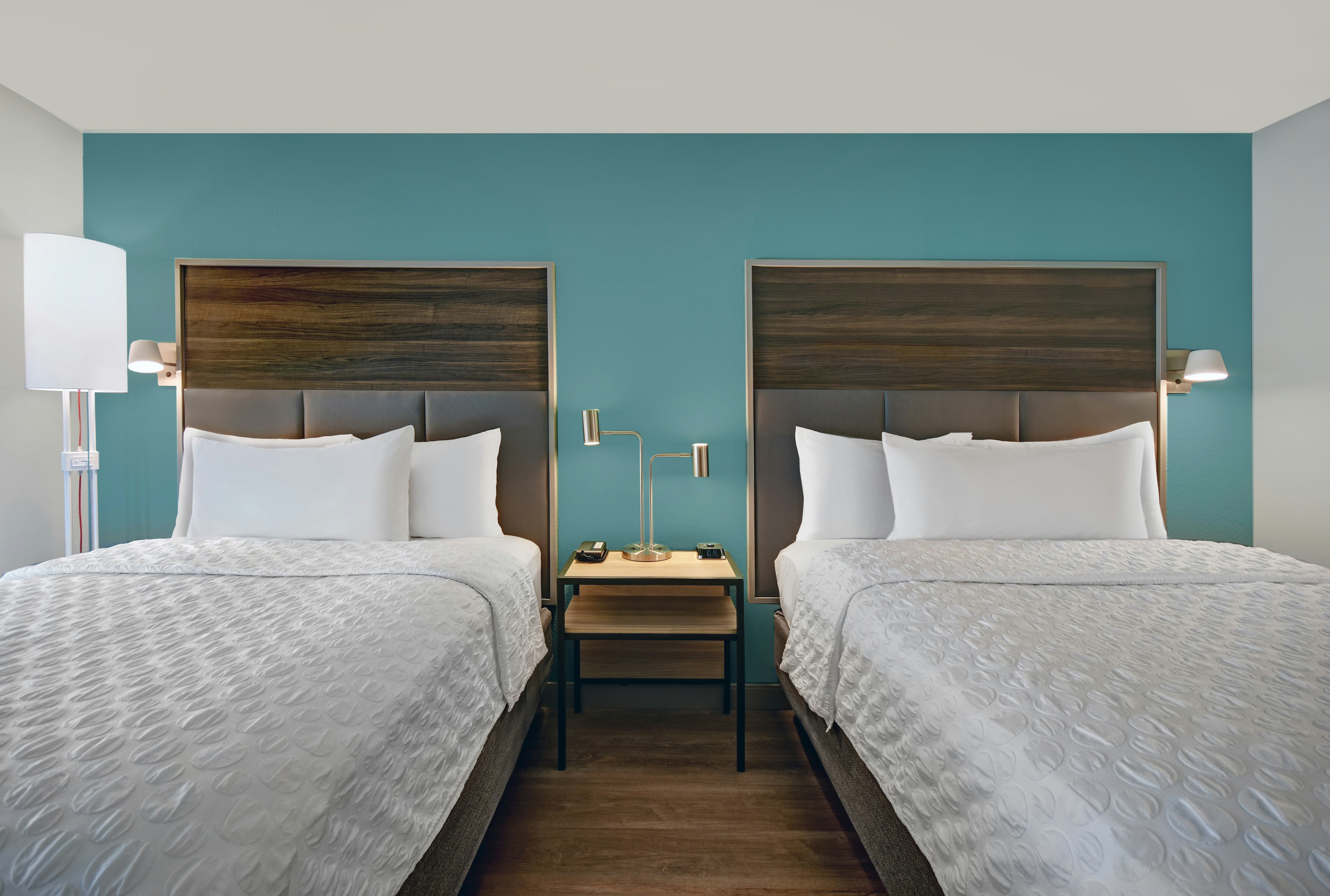 2 QUEEN BEDS