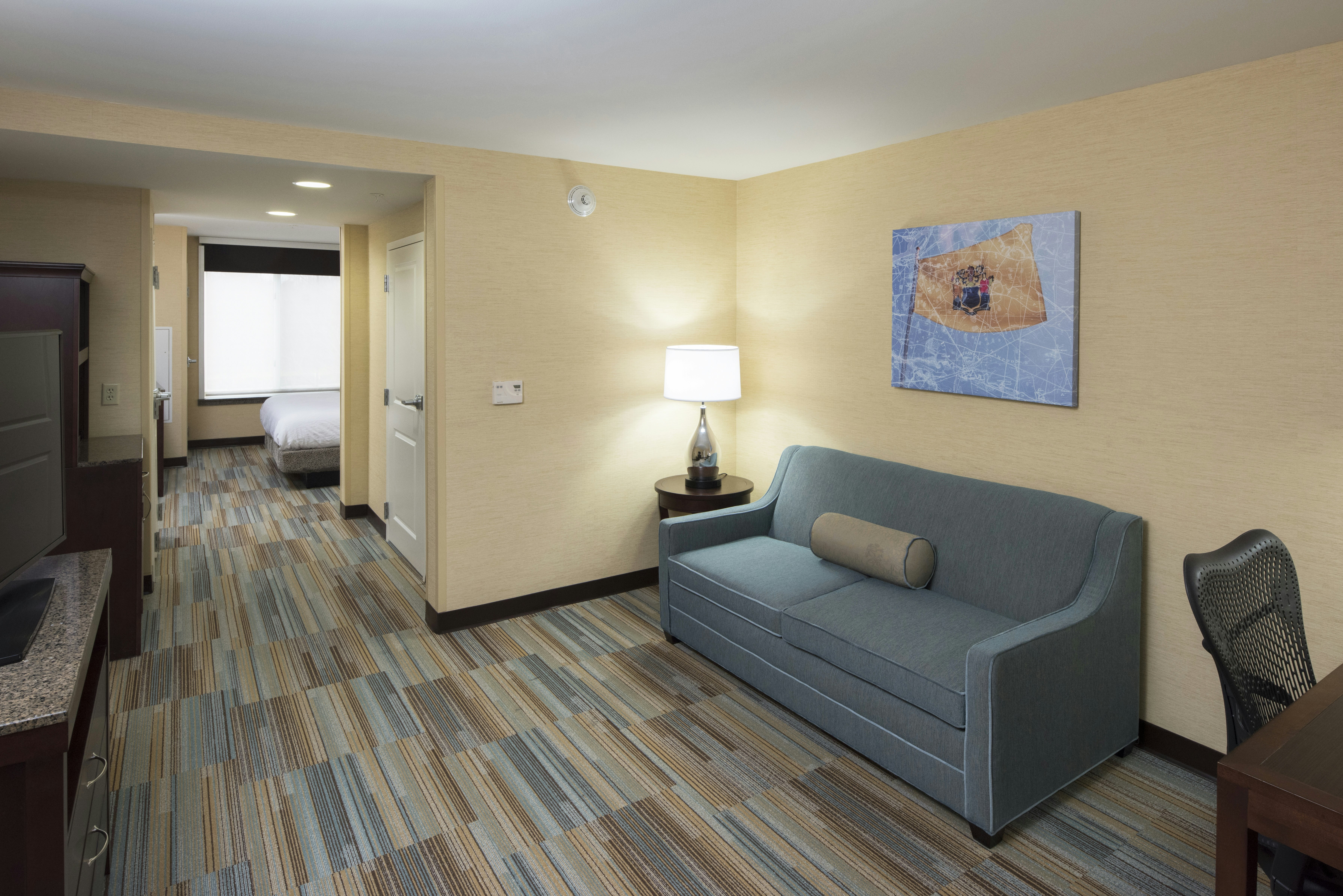 1 KING JR SUITE W. SOFABED