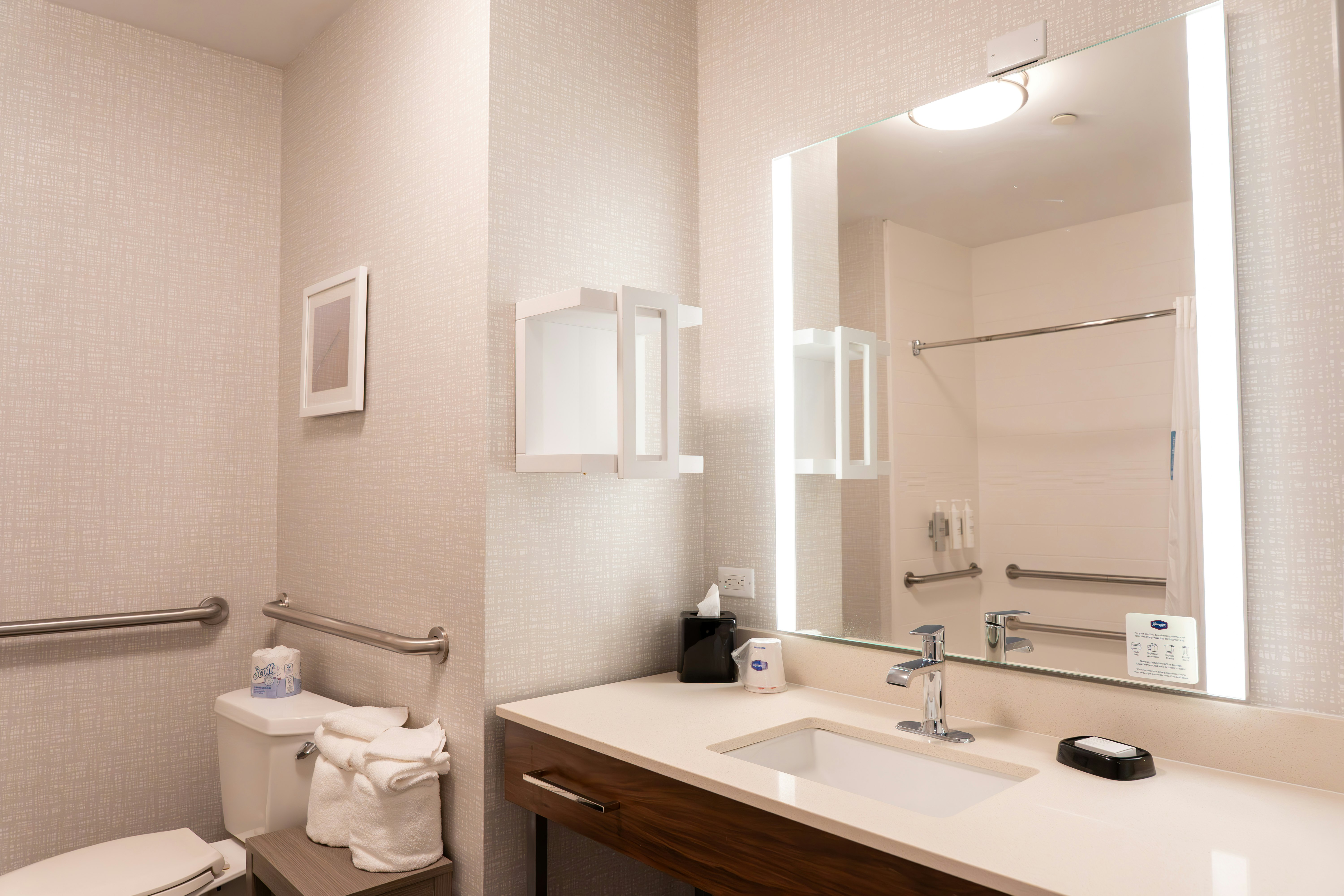 1 KNG ACCESSIBLE TUB NS