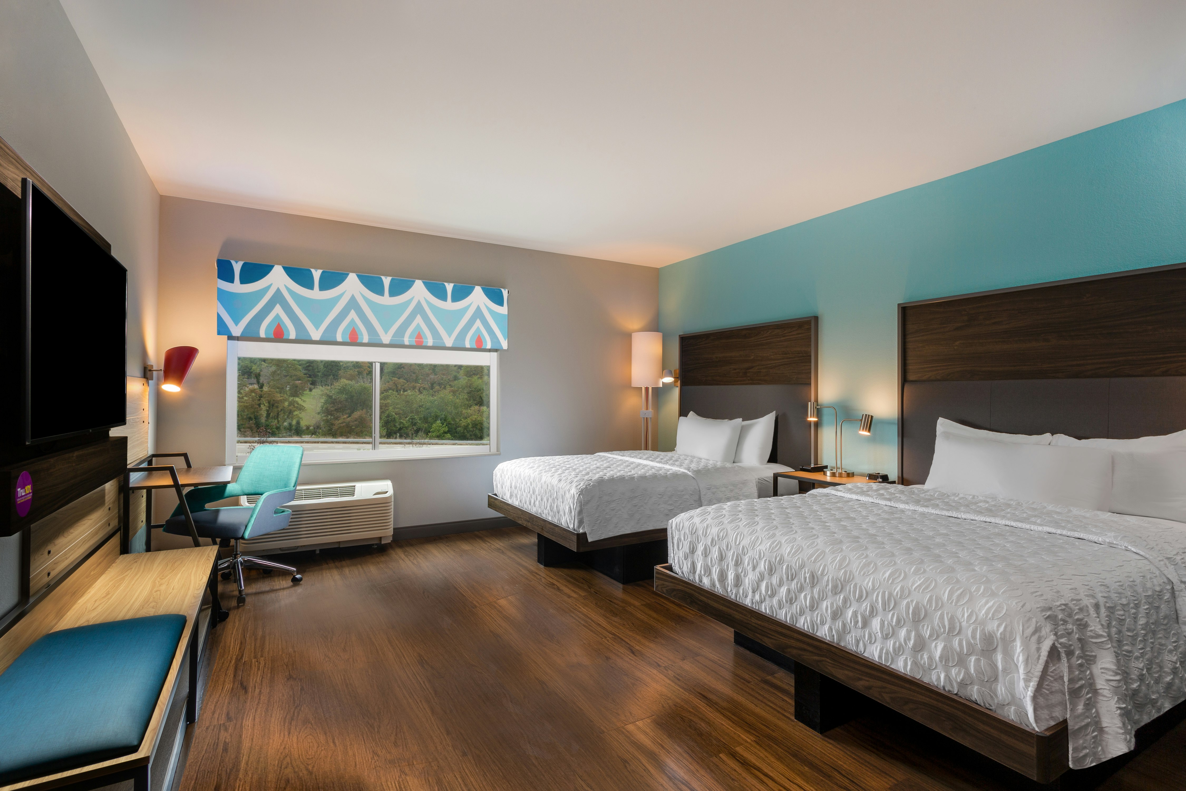 2 QUEEN BEDS