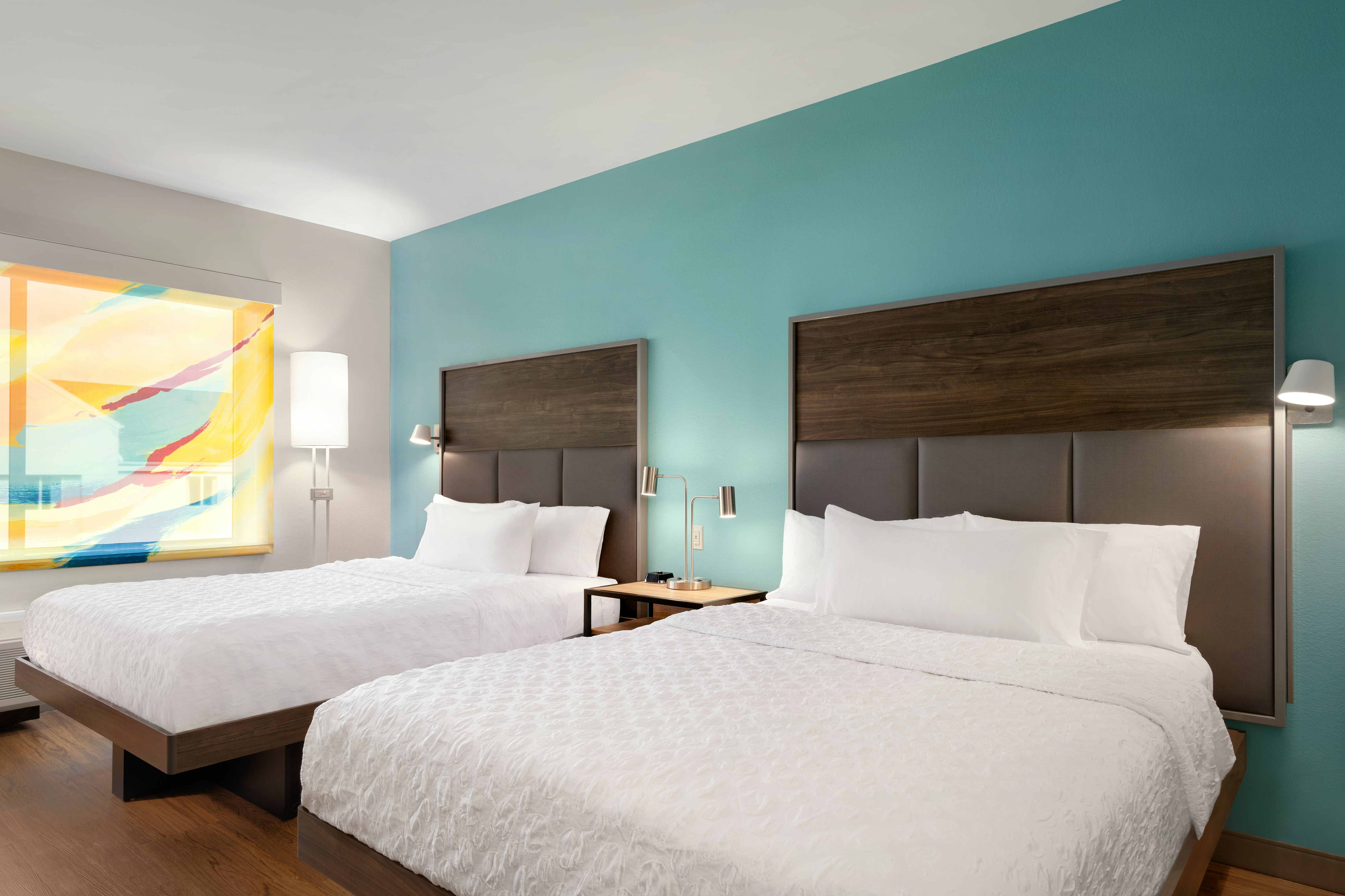 2 QUEEN BEDS