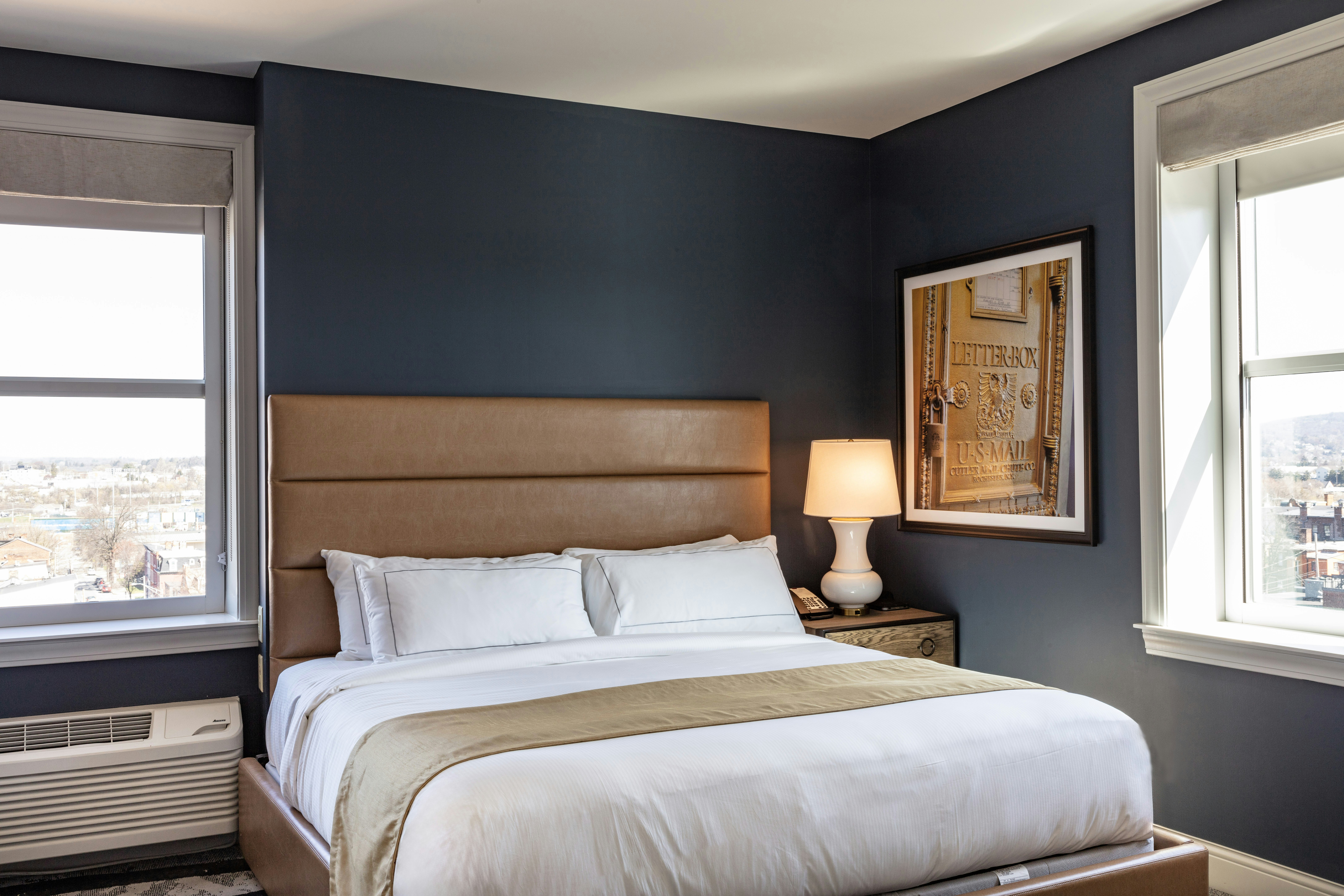 1 KING JR SUITE W/ SOFABED