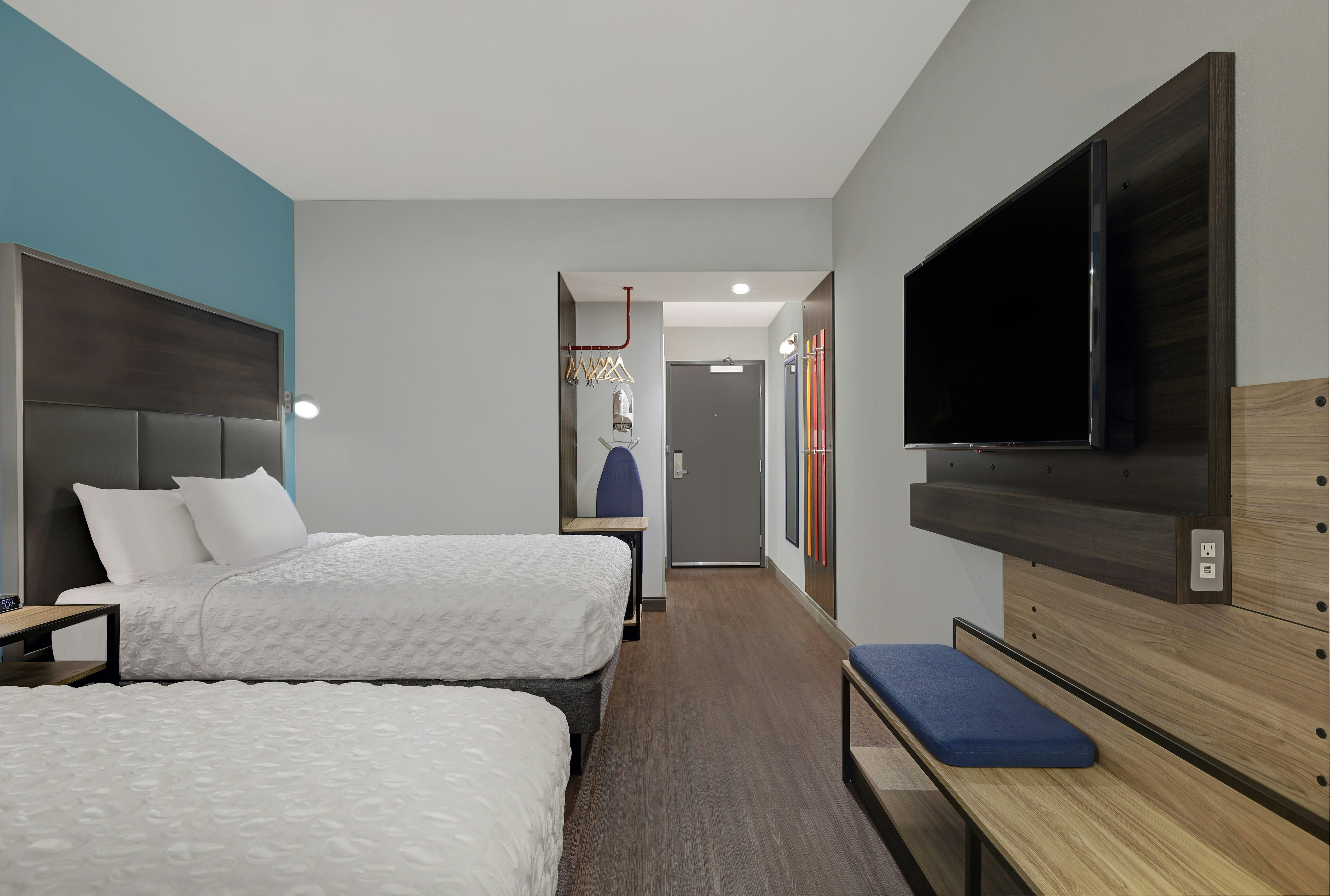 2 QUEEN BEDS