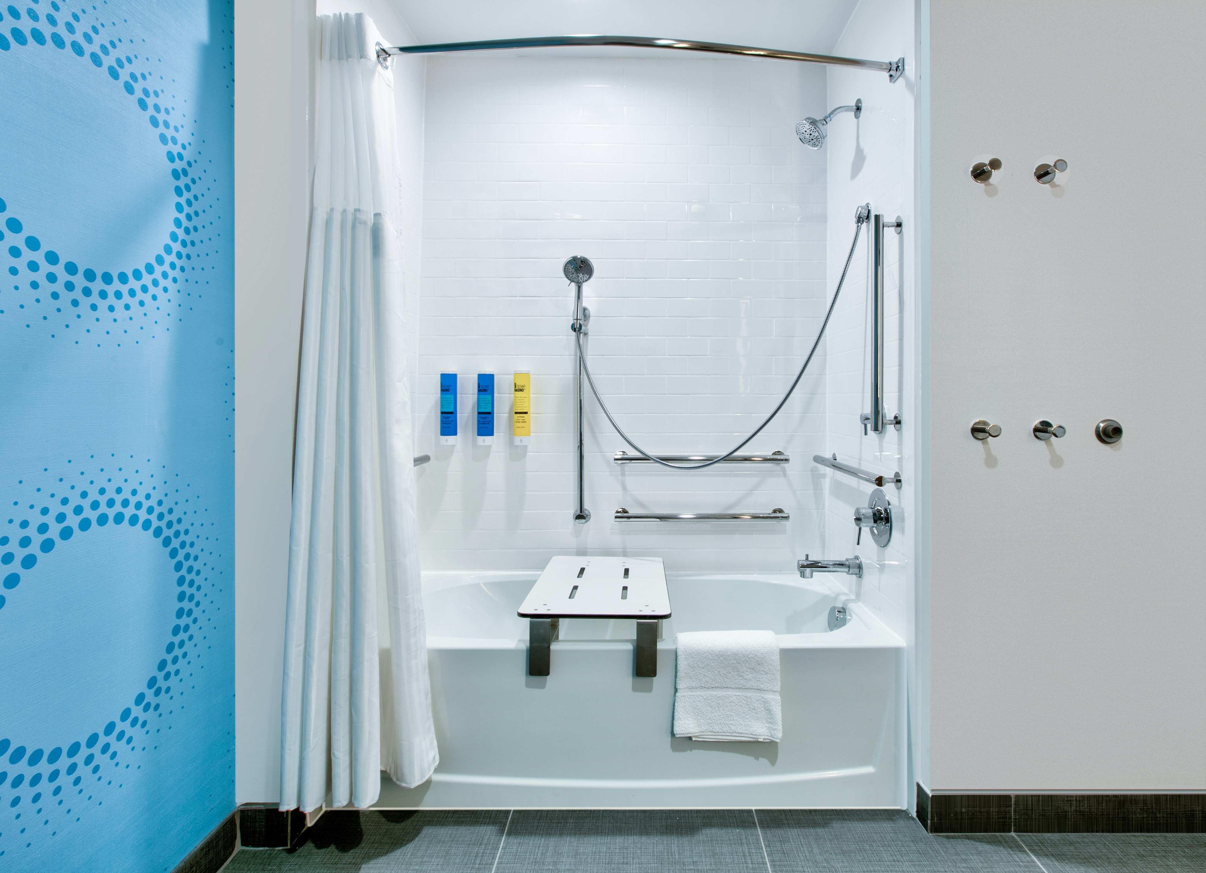 2 QUEEN ACCESSIBLE TUB