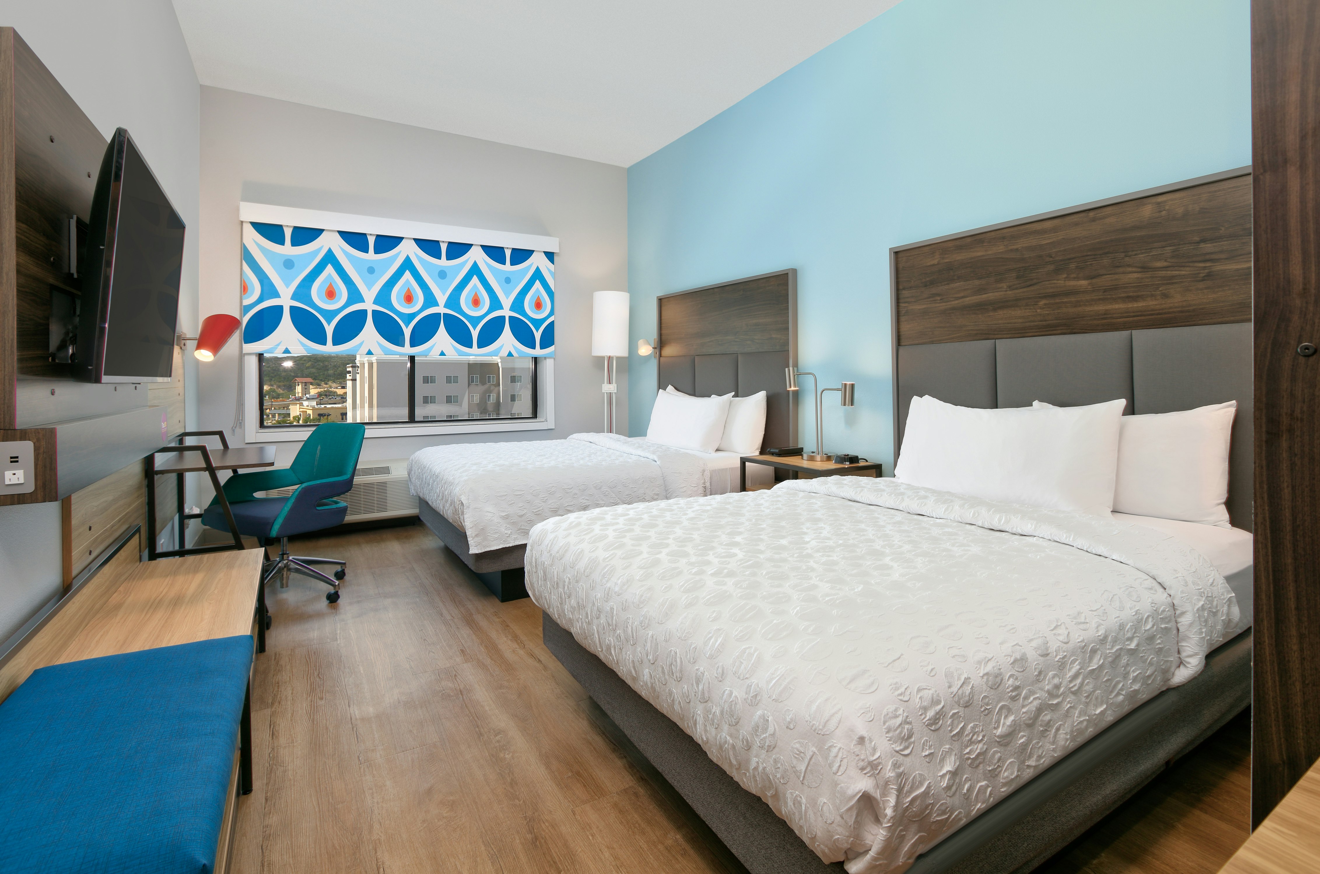 2 QUEEN BEDS