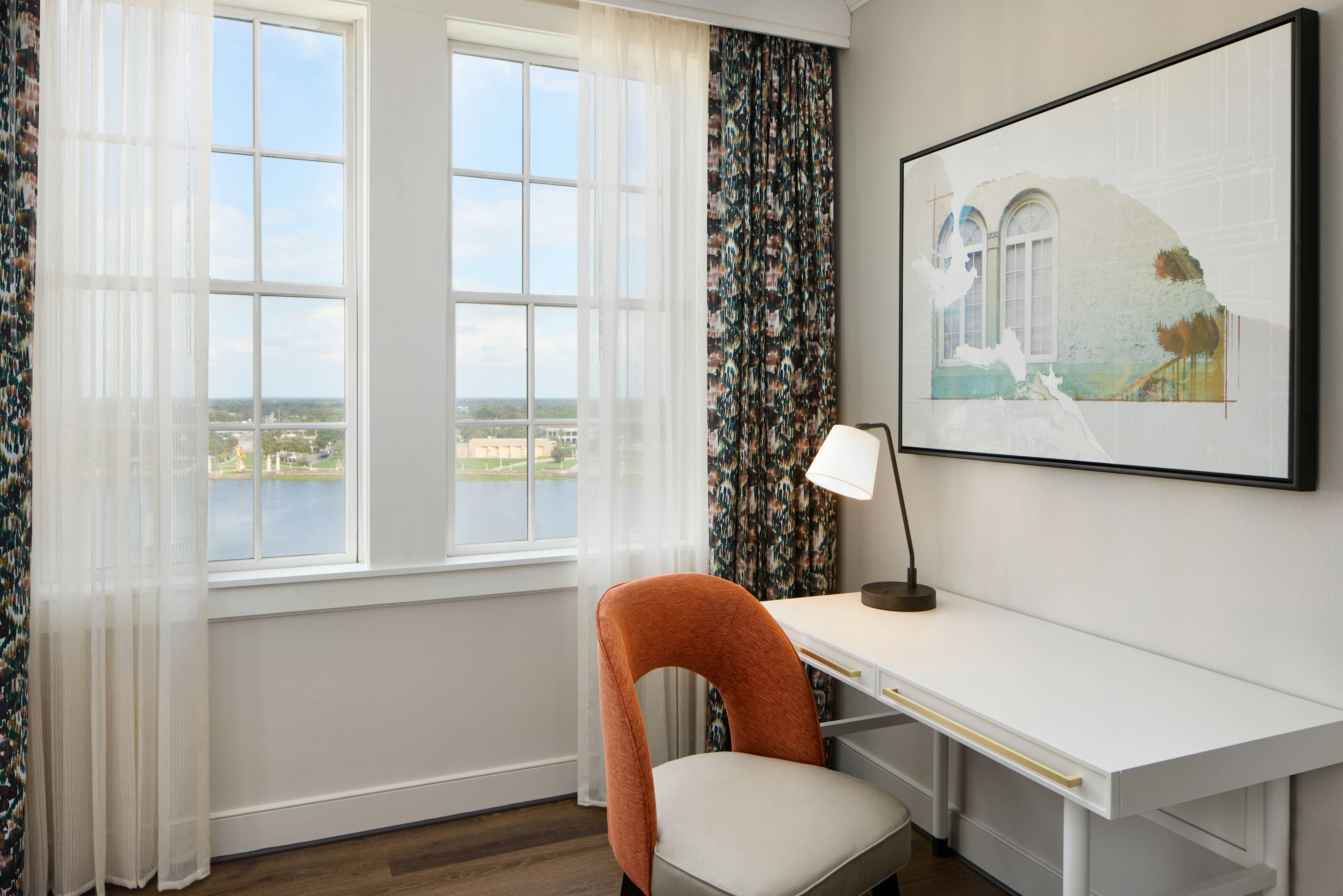 1 K BED CRNR RM W/LAKE VW