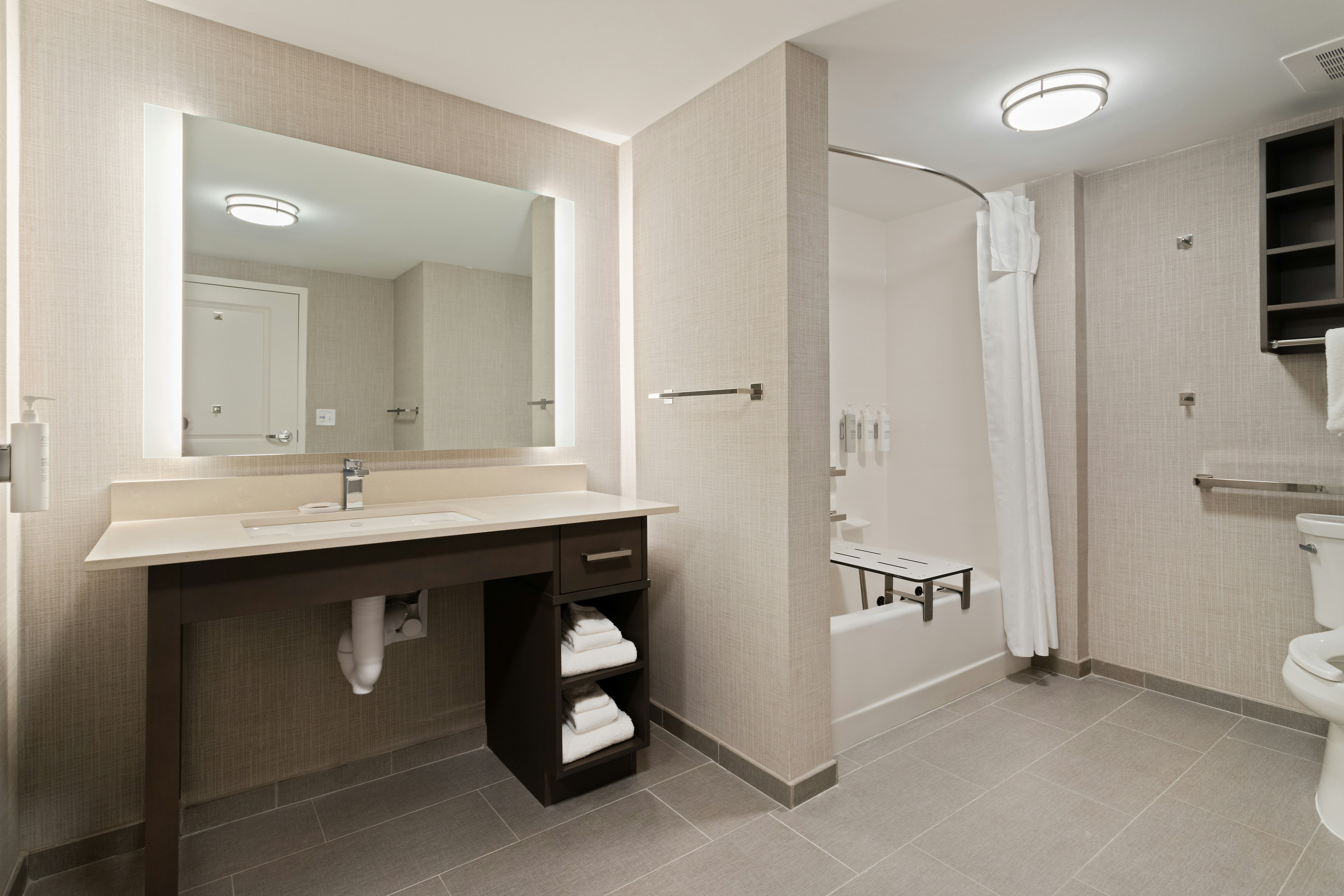 1KING ACC BATHTUB SUITE