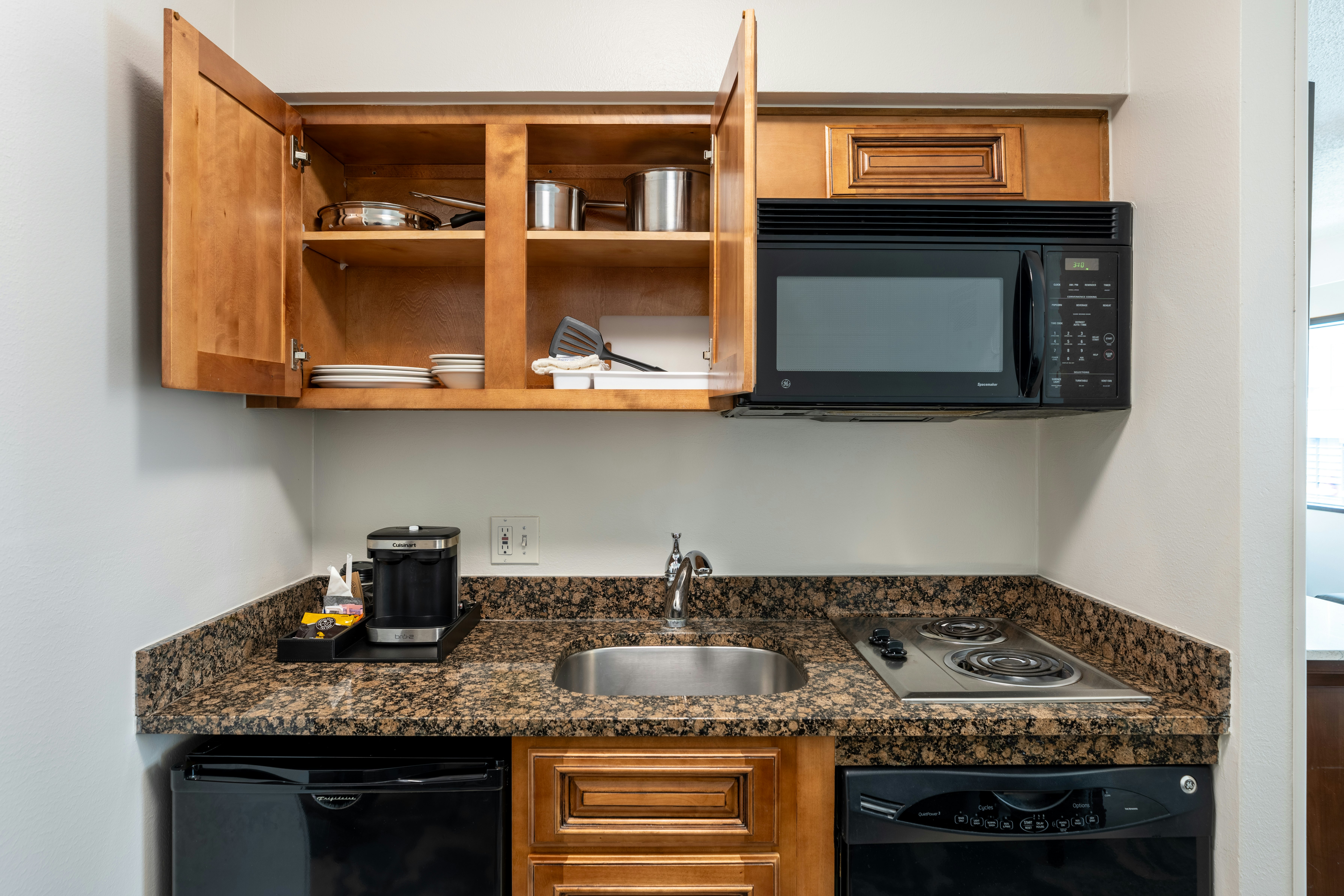JR SUITE KING BED- KITCHEN