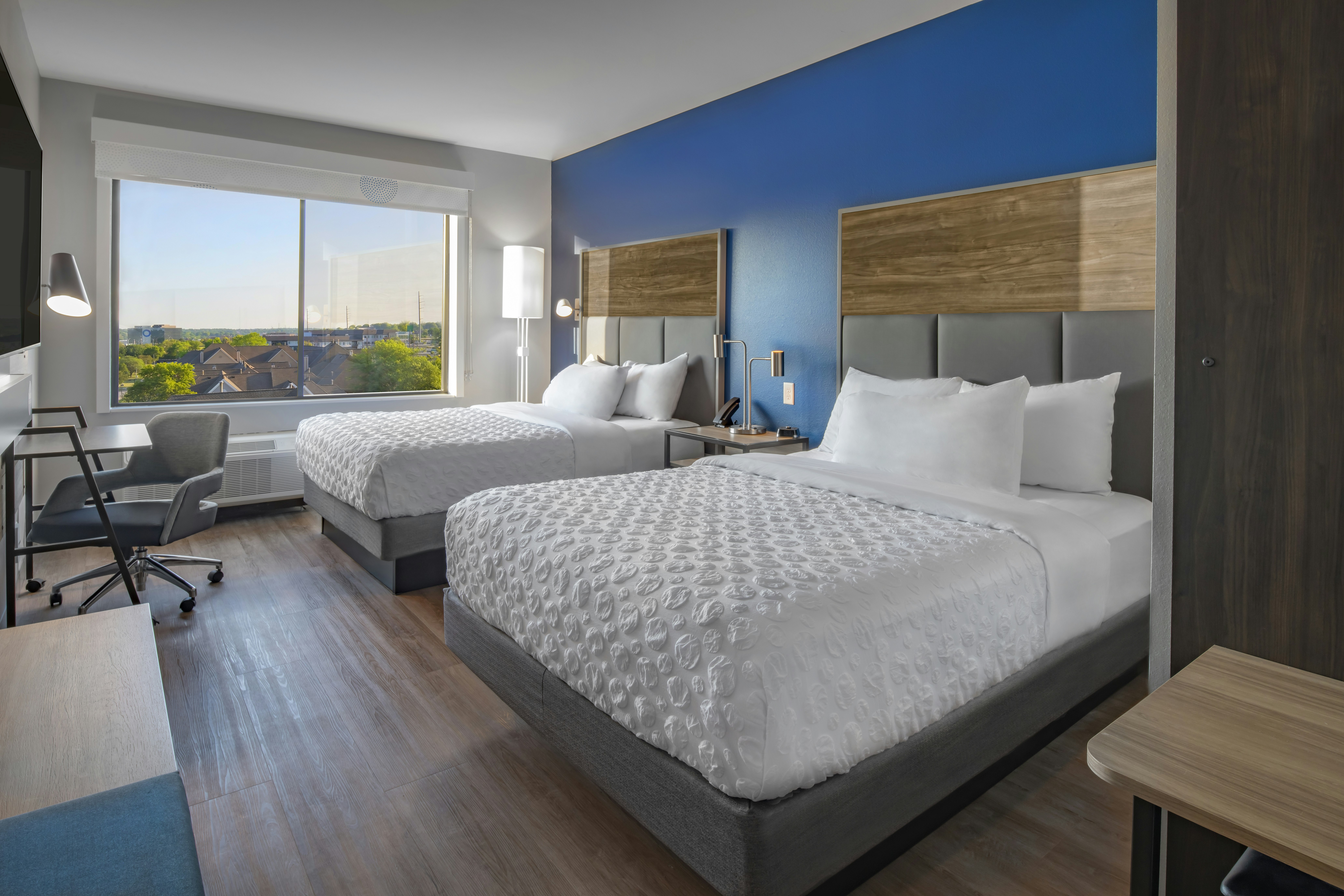 2 QUEEN BEDS