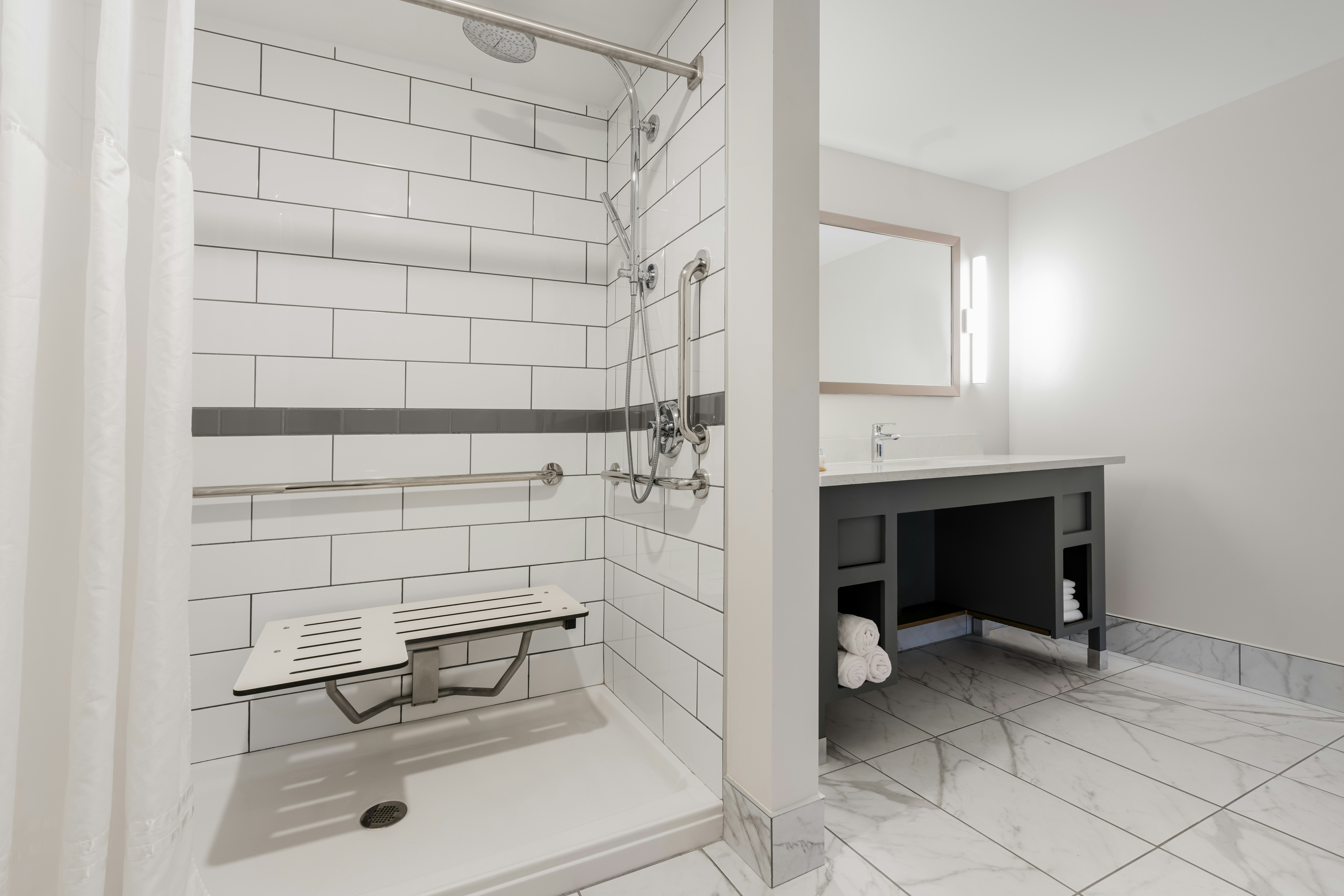 1 KING ACCESS W/3X3 SHOWER