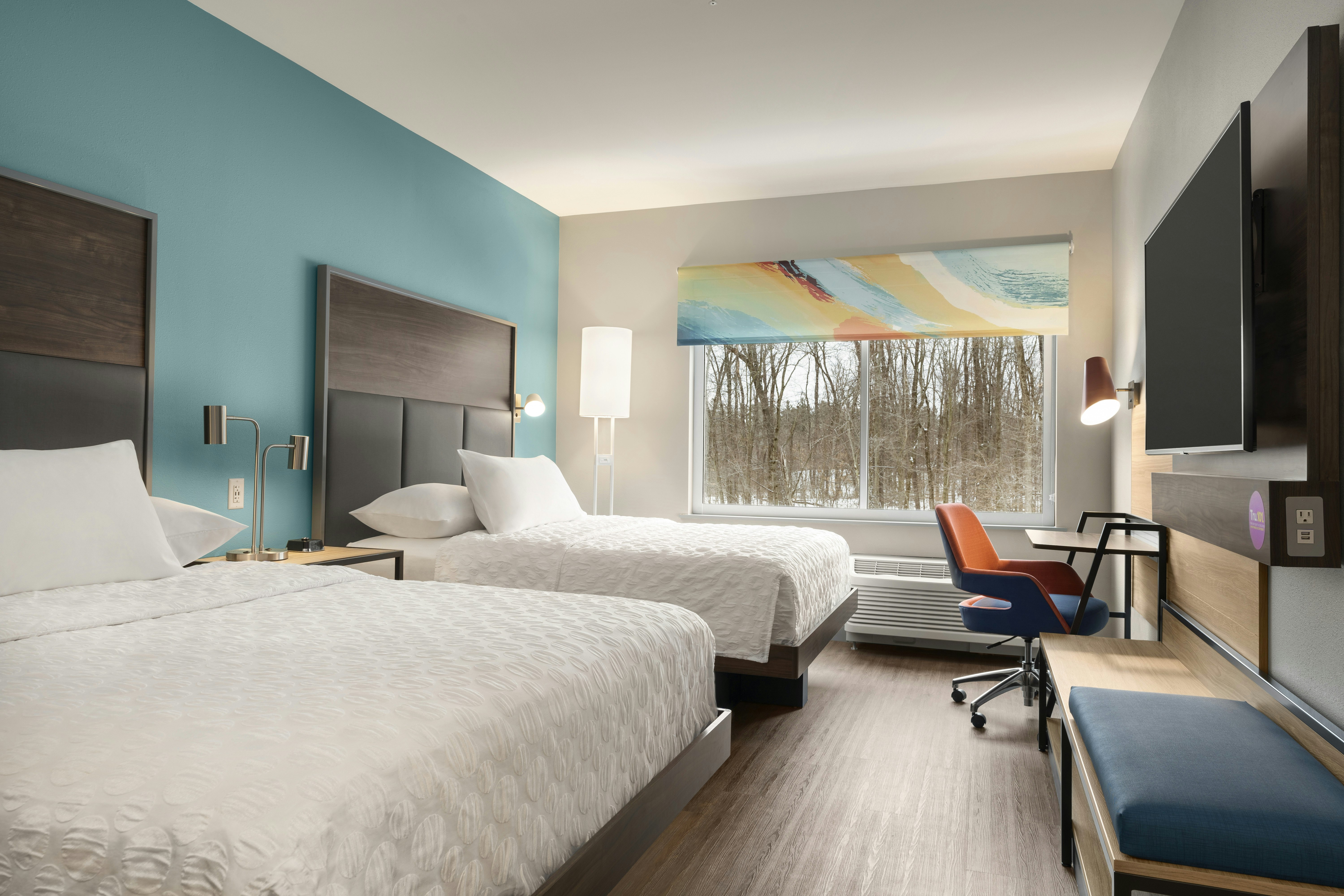 2 QUEEN BEDS