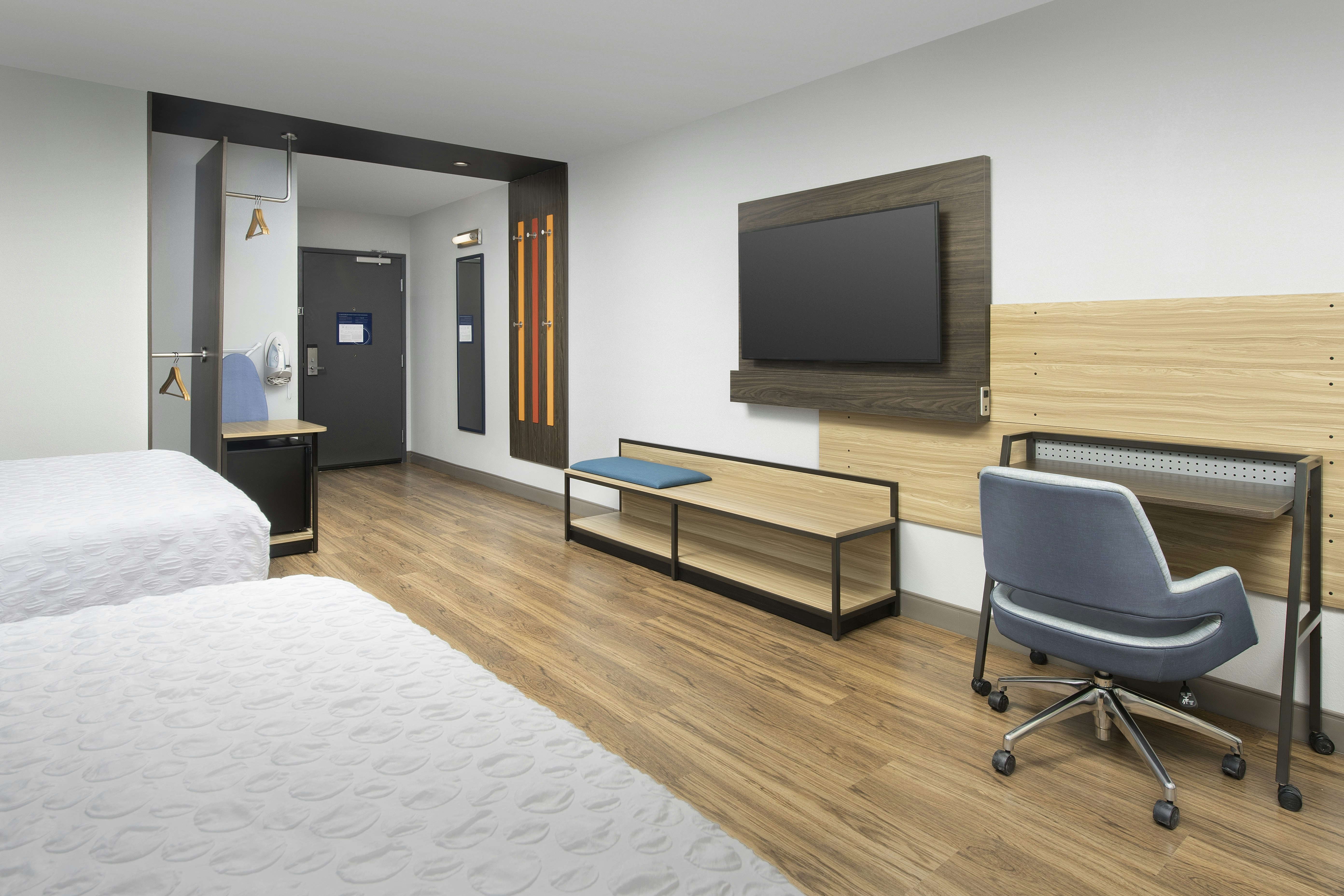 2 QUEEN BEDS