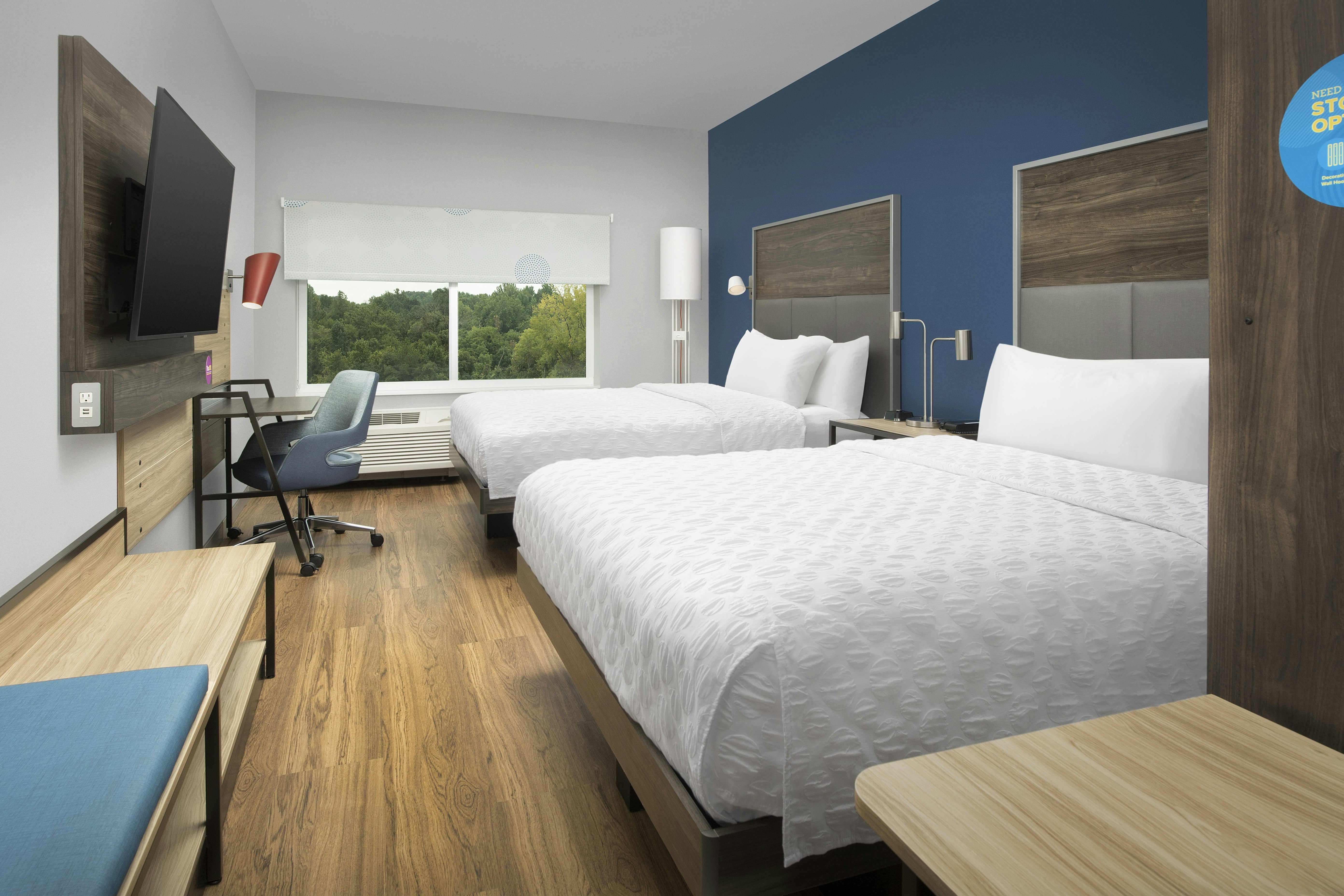 2 QUEEN BEDS