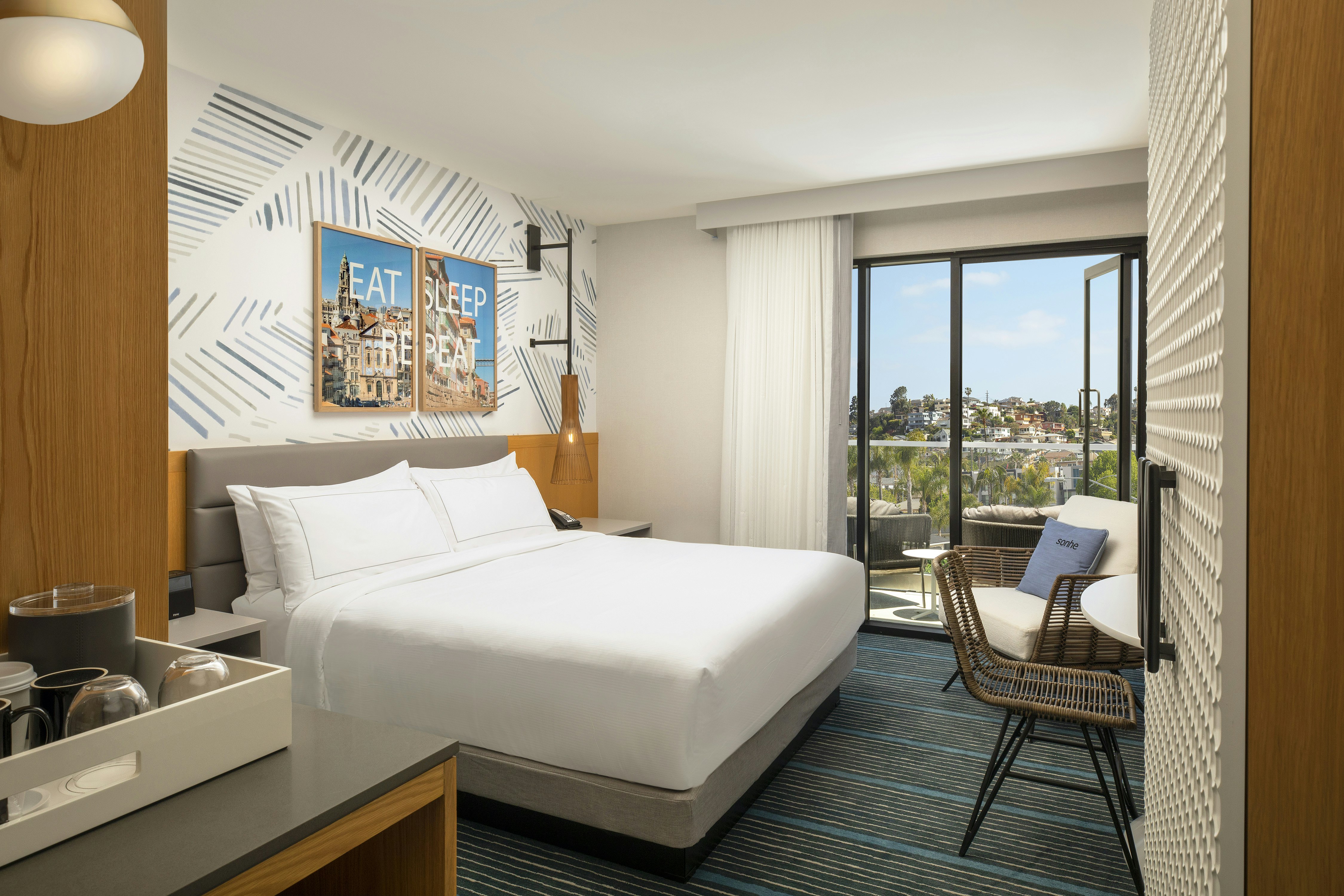 KING BED COURTYARD BALCONY