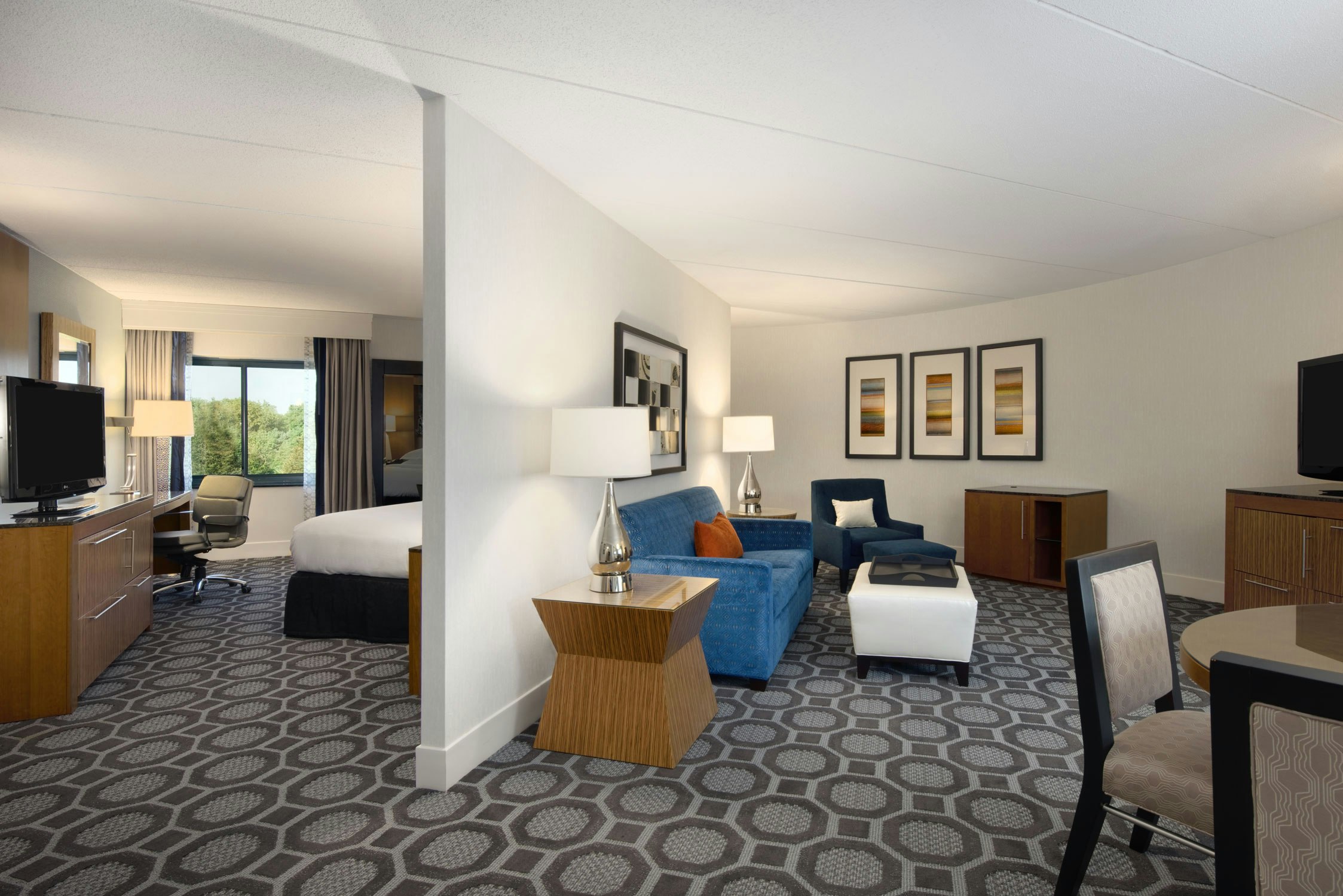 1 KING SUITE - LIVING AREA