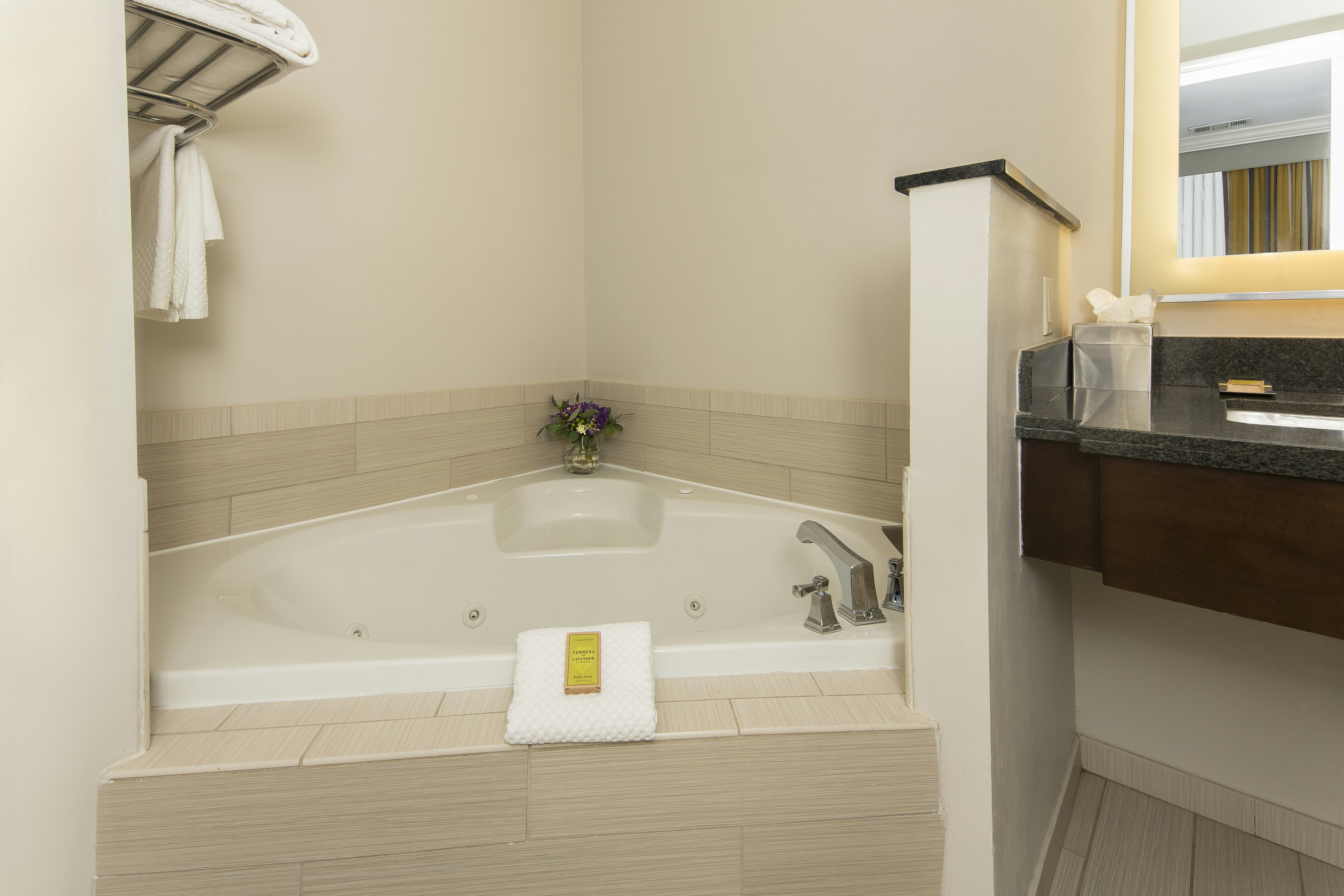 1KING WHIRLPL ROOM NS