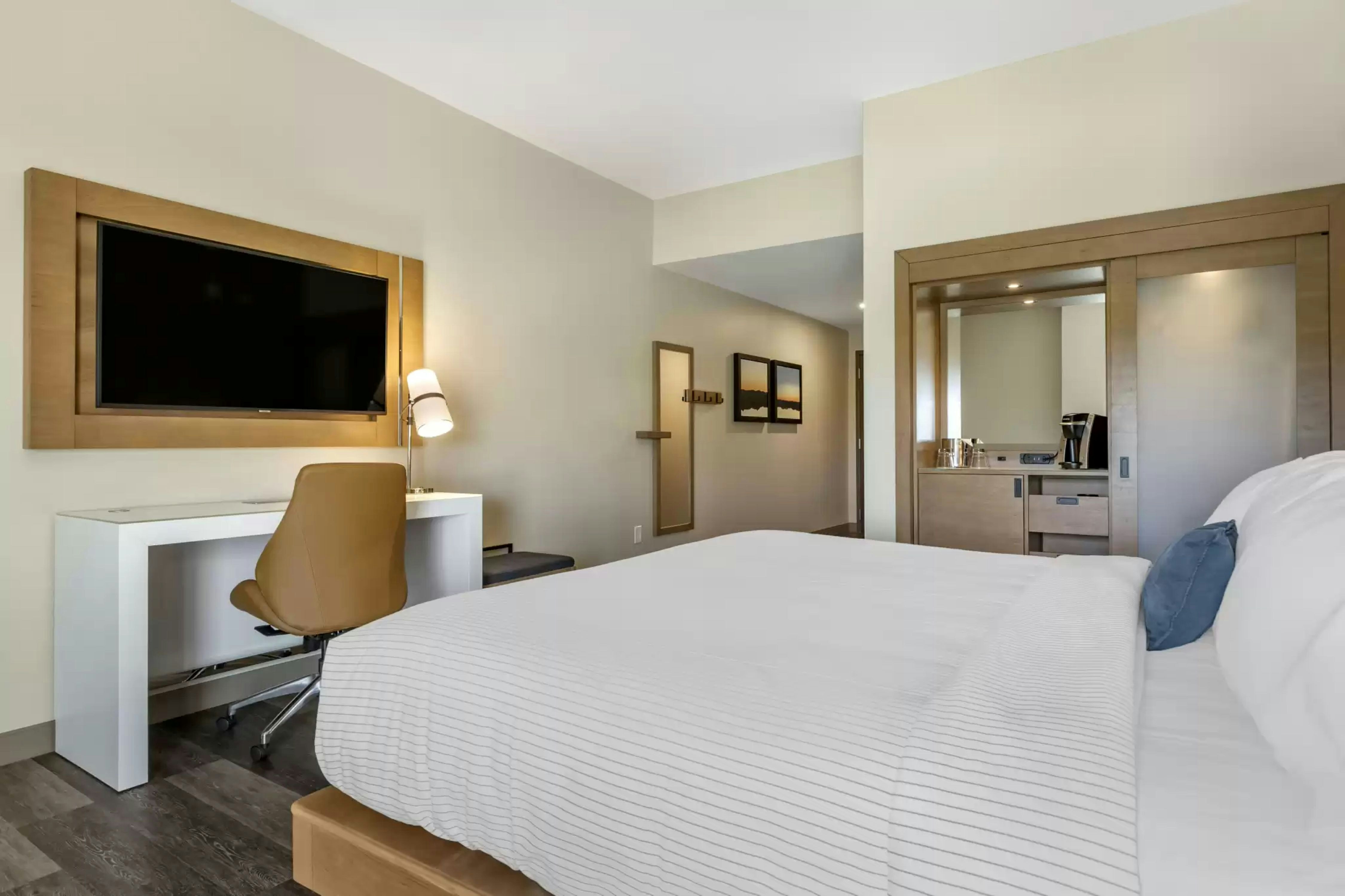 1 KING BED ACC TUB