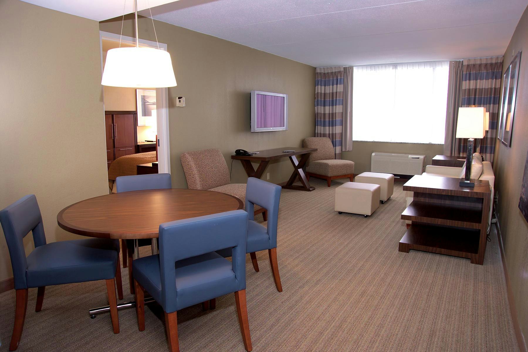 DELUXE KING 2 ROOM SUITE