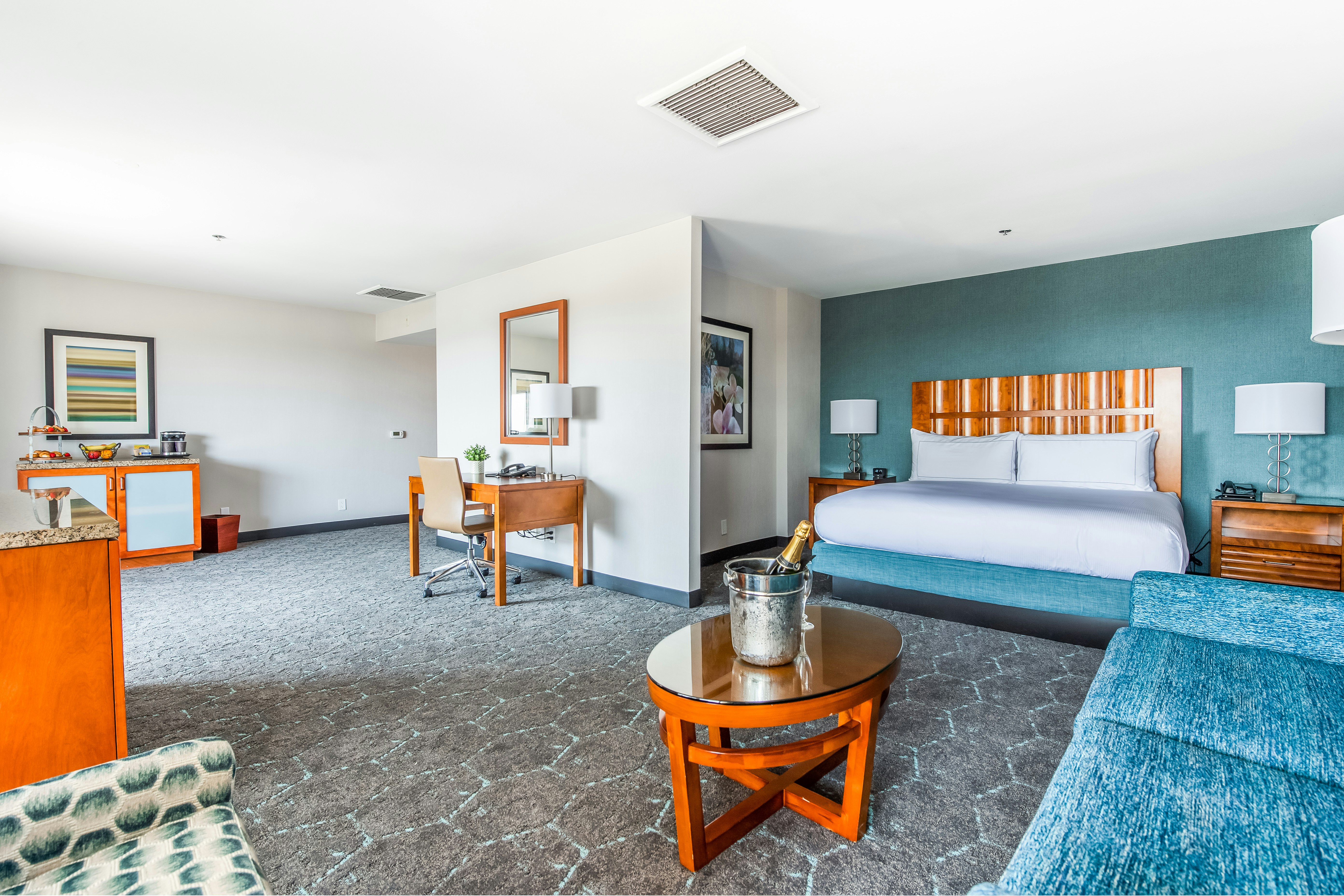 1 KING BED EXE SUITE NOSMK