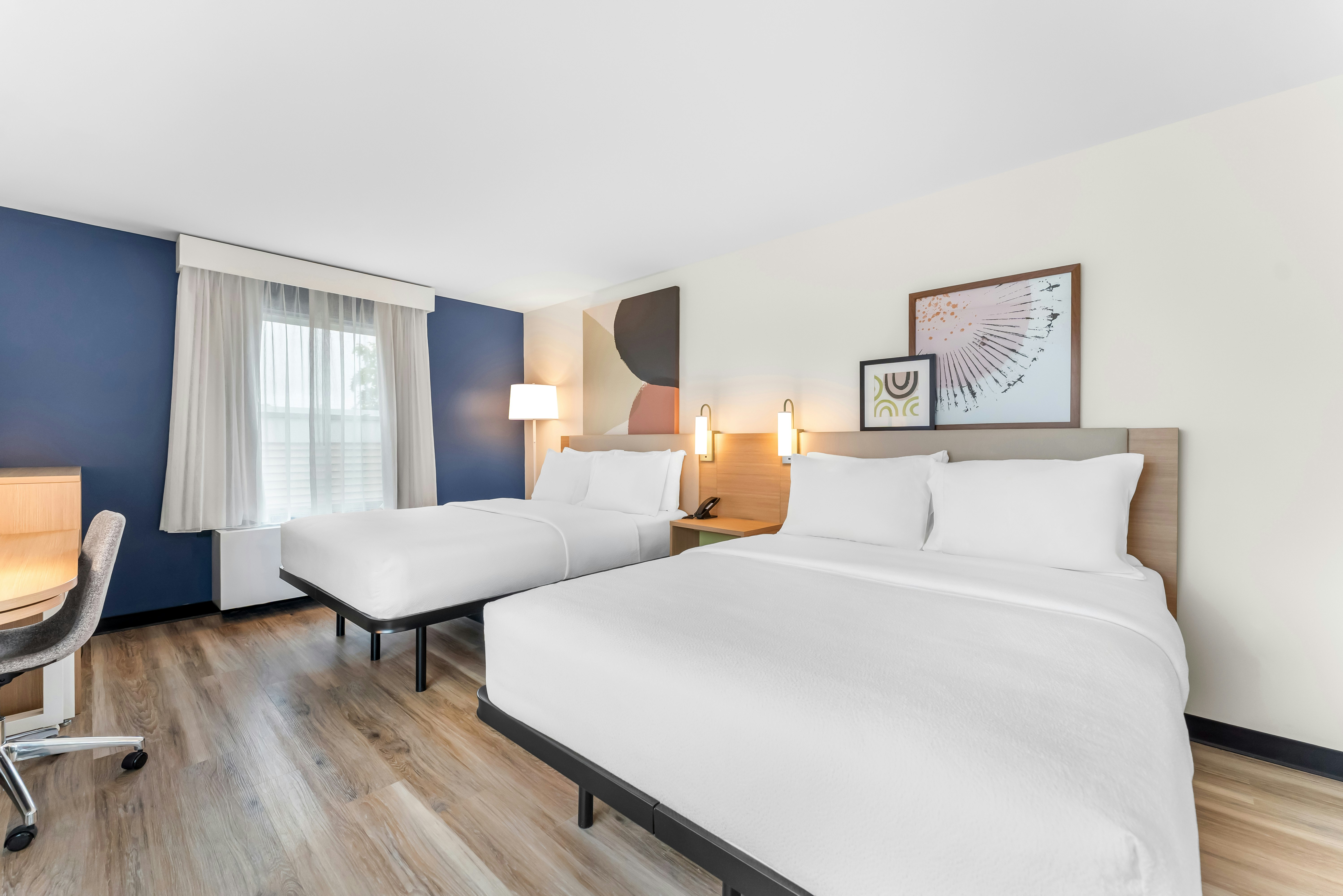 2 QUEEN BEDS