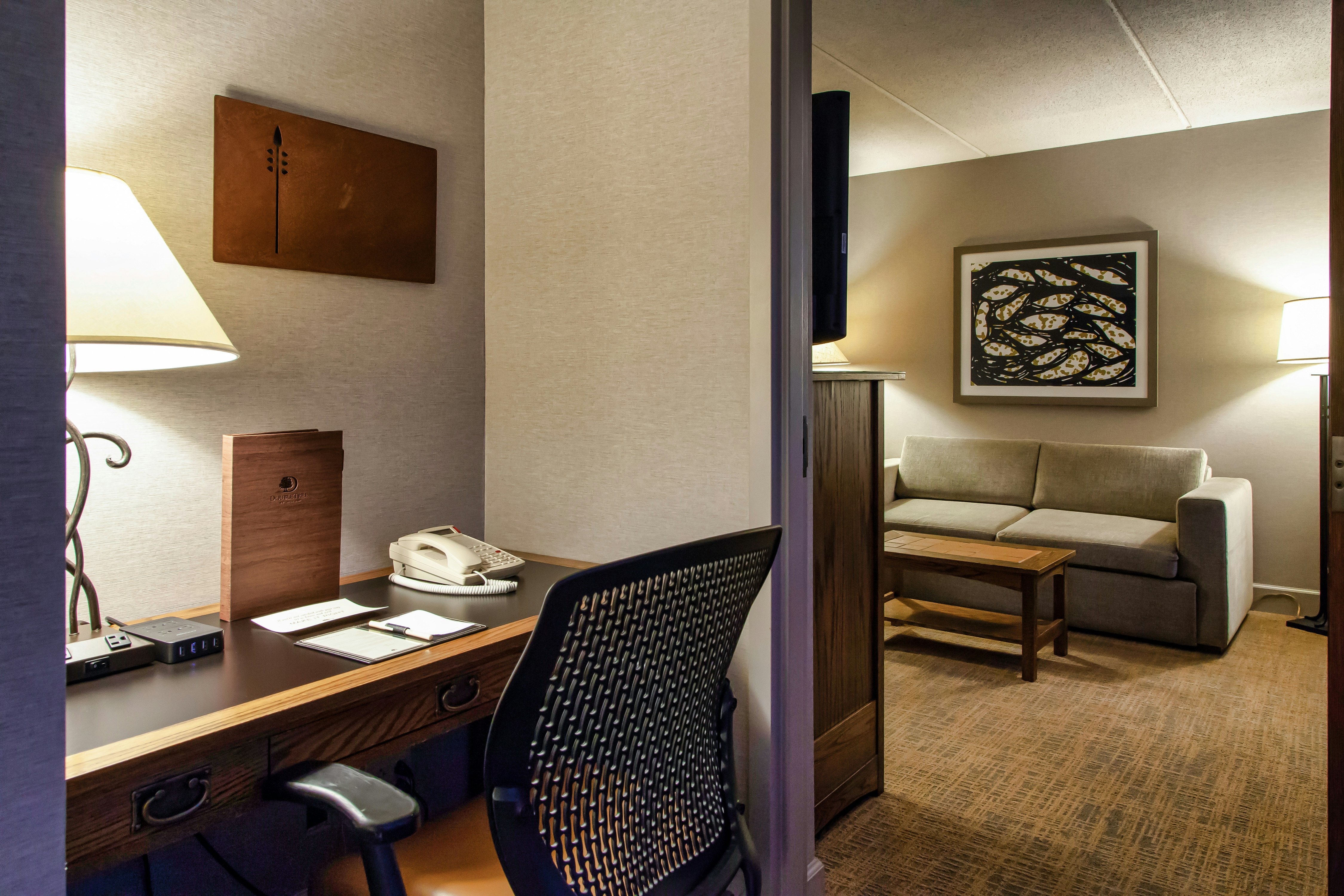 1KING 2 ROOM SUITE NONSMOK