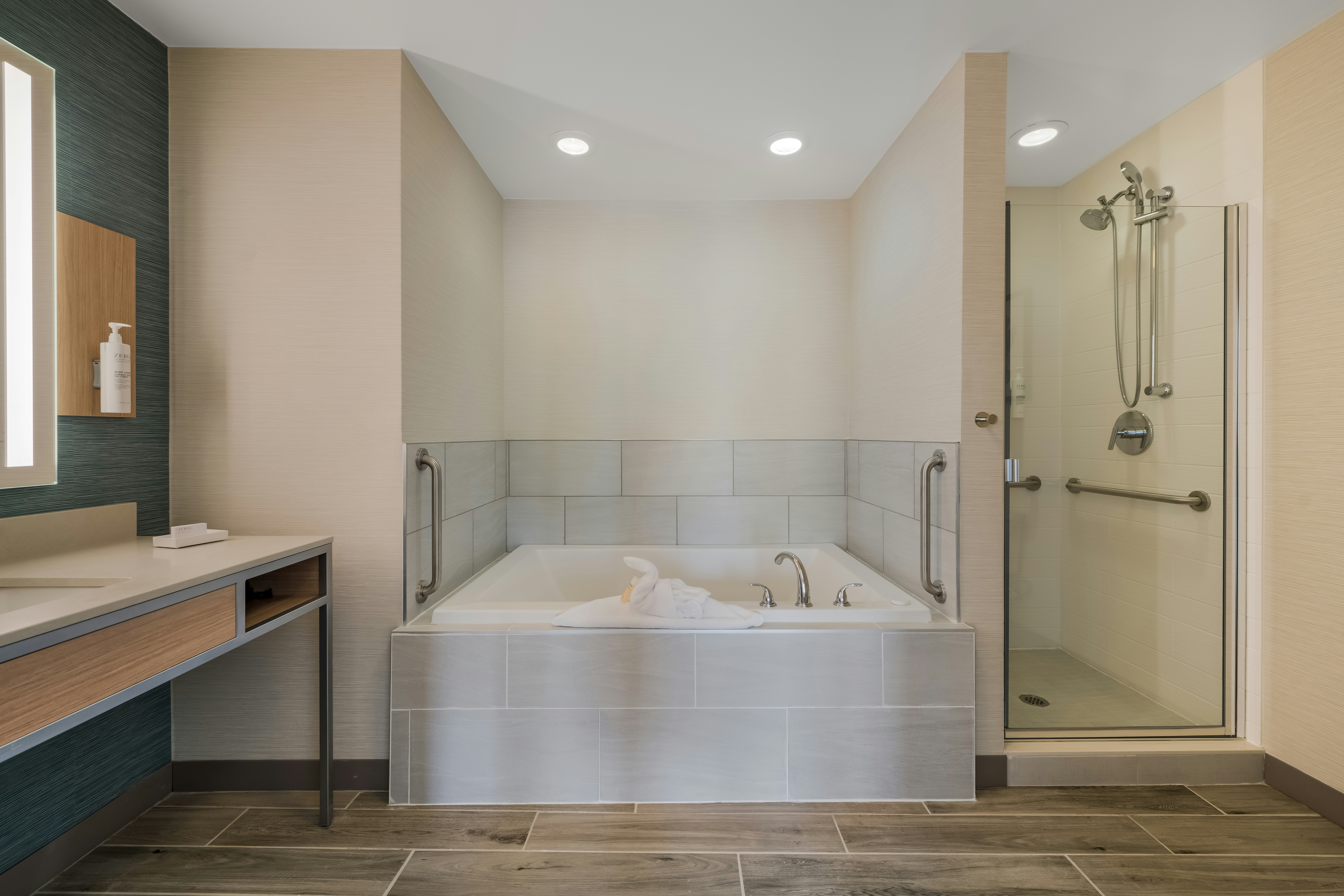 1 KING ACC 1BDRM STE W/TUB