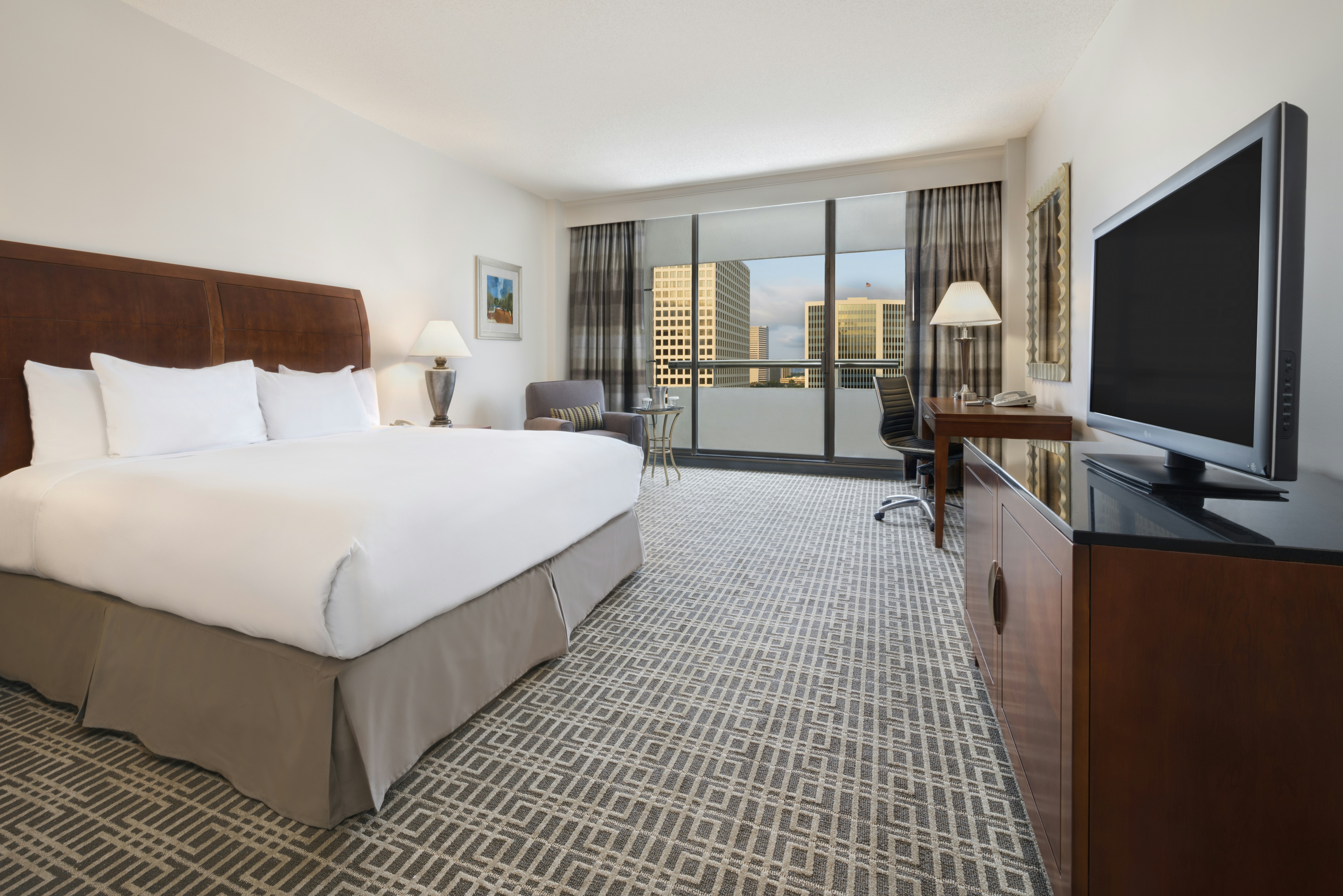 1 KING BED W/BALCONY