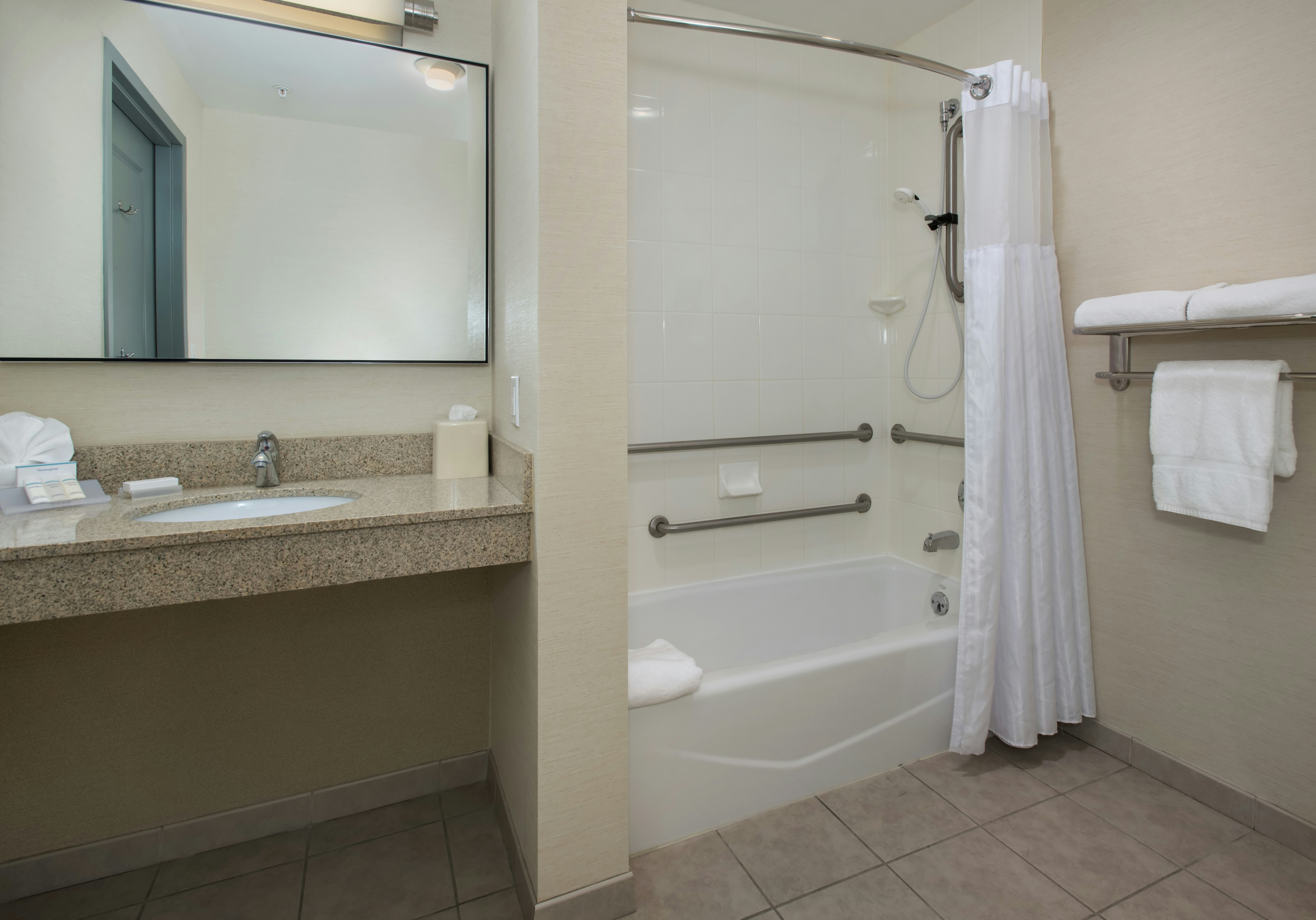 1 KING ACC RM W/BATHTUB